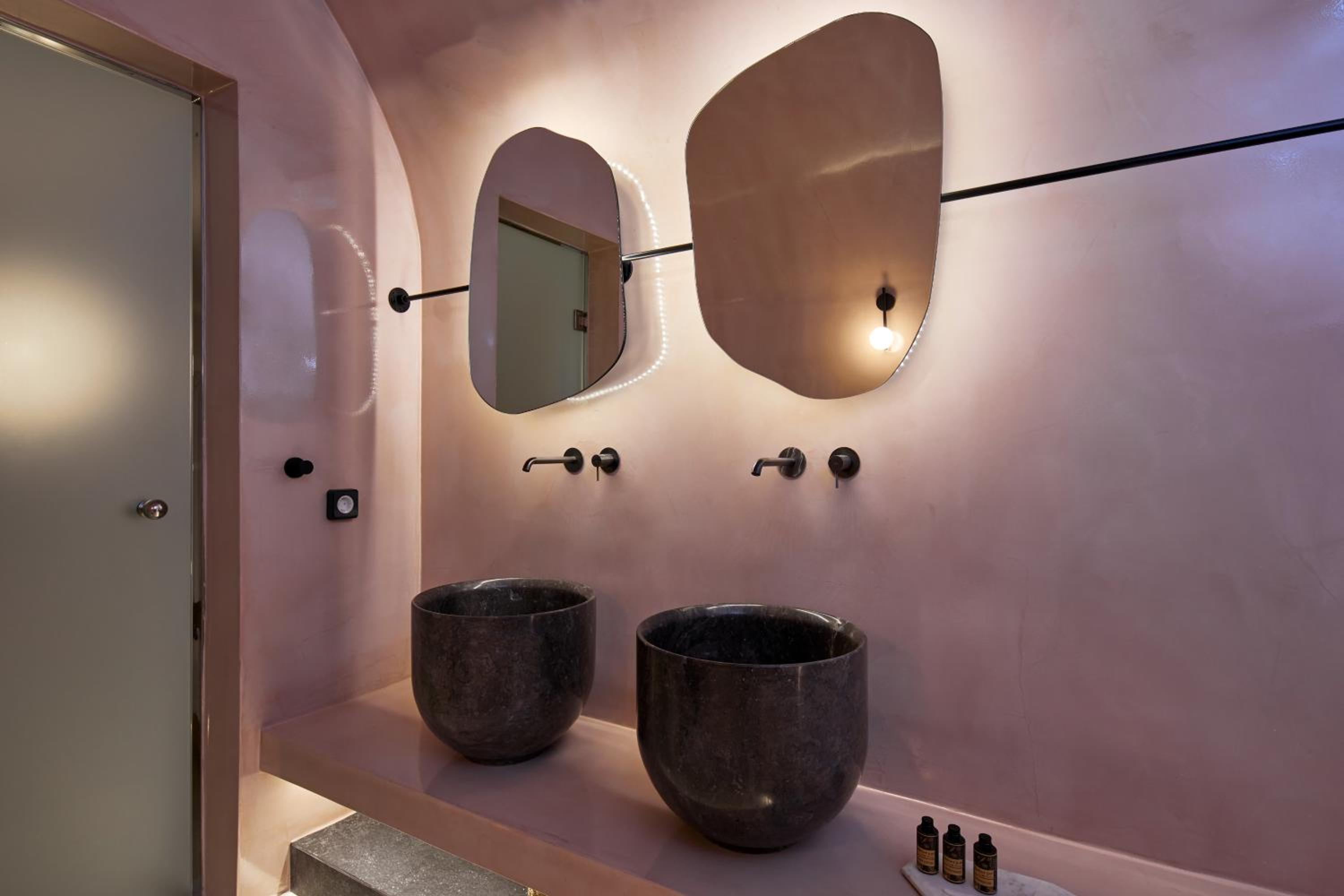 Honeymoon Suite with outdoor heated private Jacuzzi photo 2