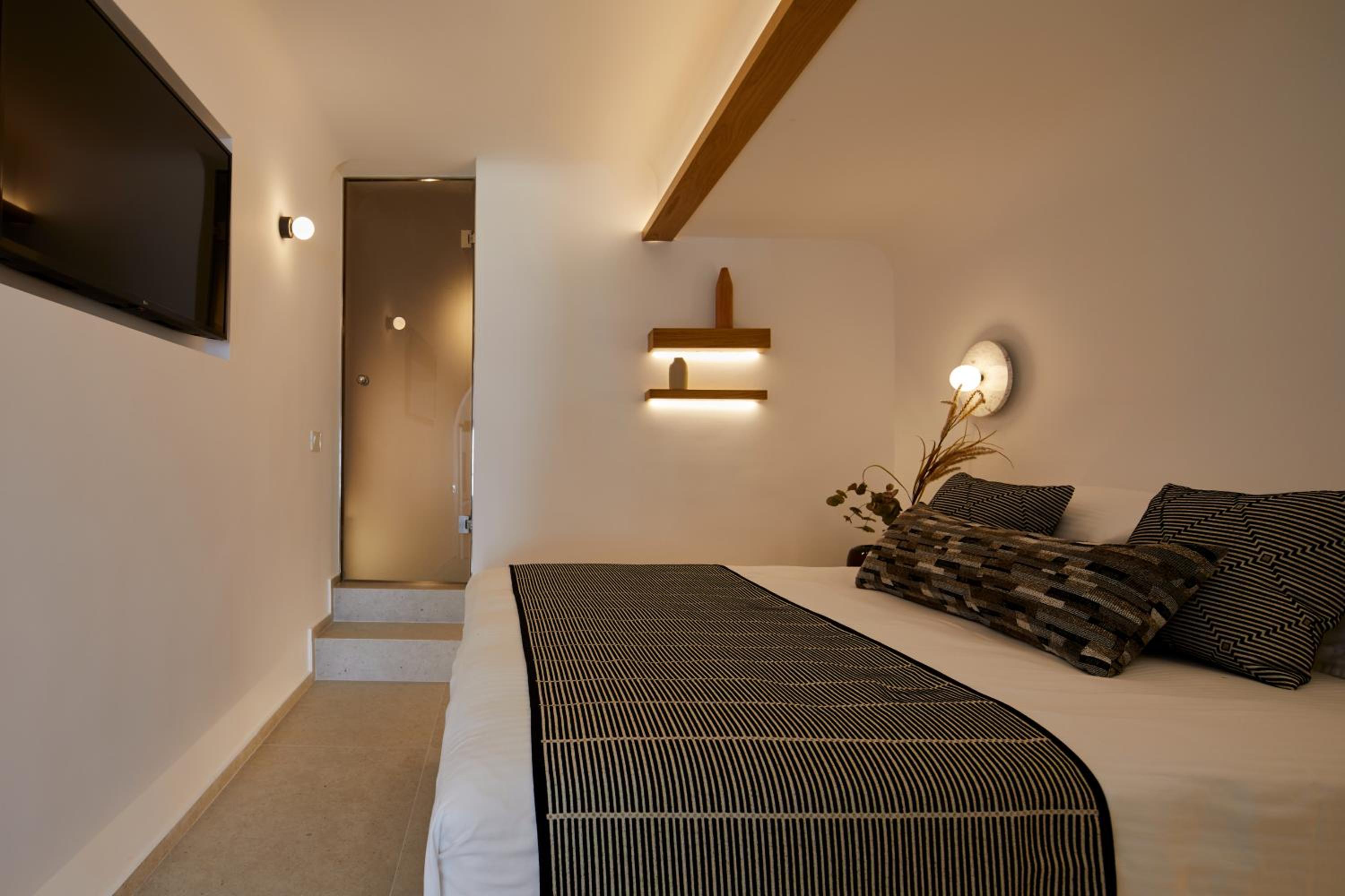 Honeymoon Suite with outdoor heated private Jacuzzi photo 3