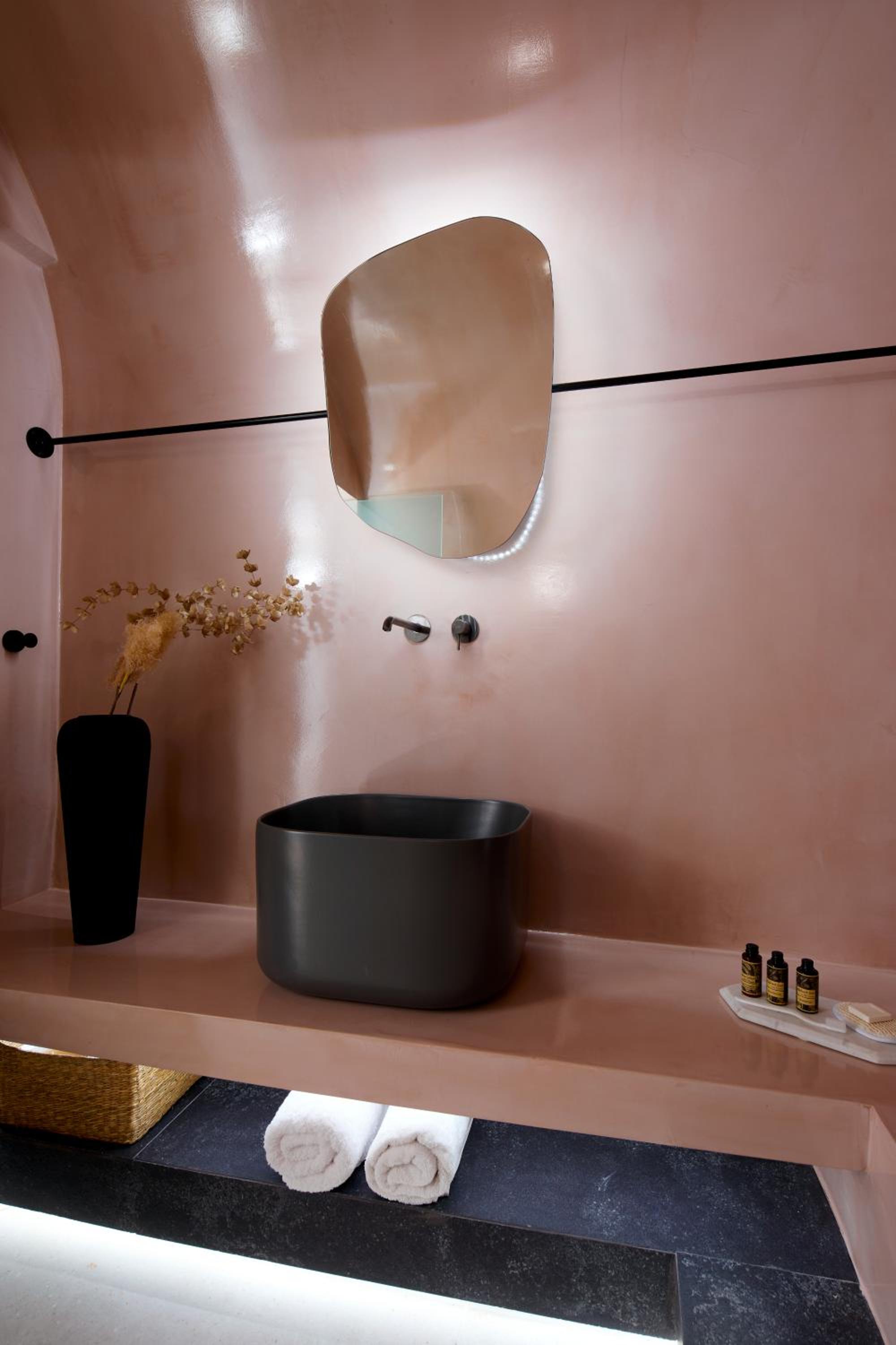 Honeymoon Suite with outdoor heated private Jacuzzi photo 2