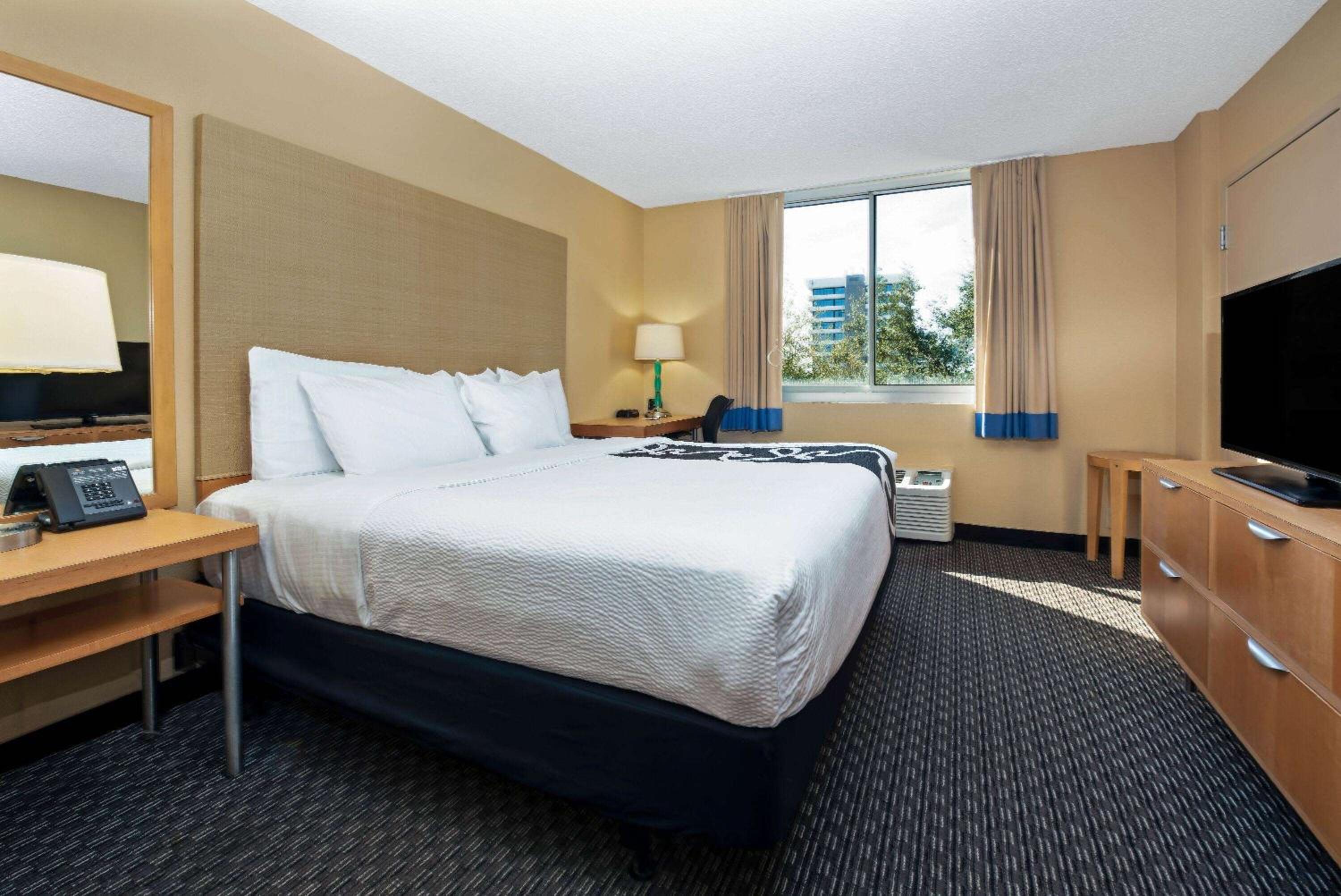 King Room with Bath Tub - Mobility Accessible/Non-Smoking - Photo 1
