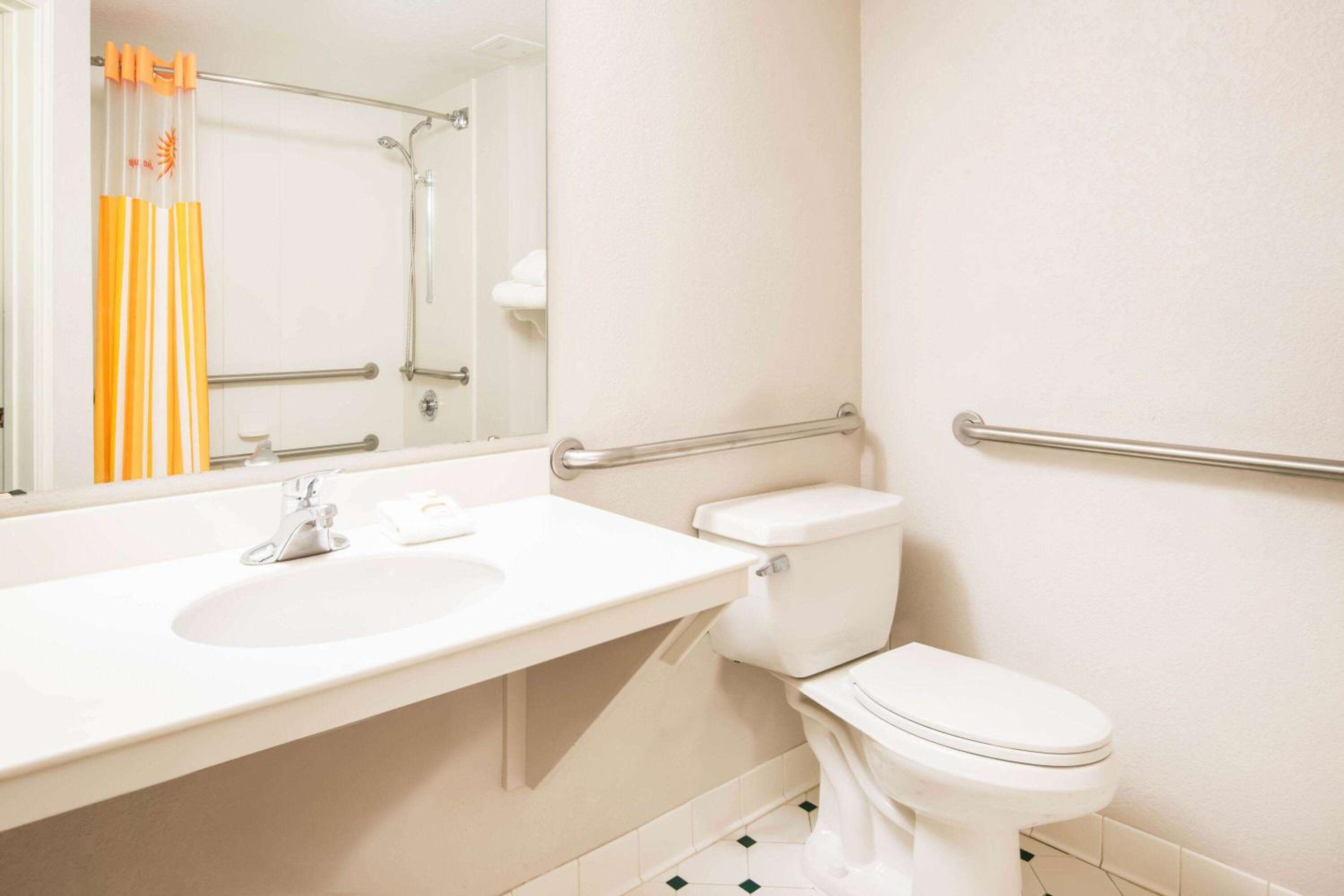 2 Double Beds, Mobility/Hearing Impaired Accessible Room, Bathtub w/ Grab Bars - Photo 6
