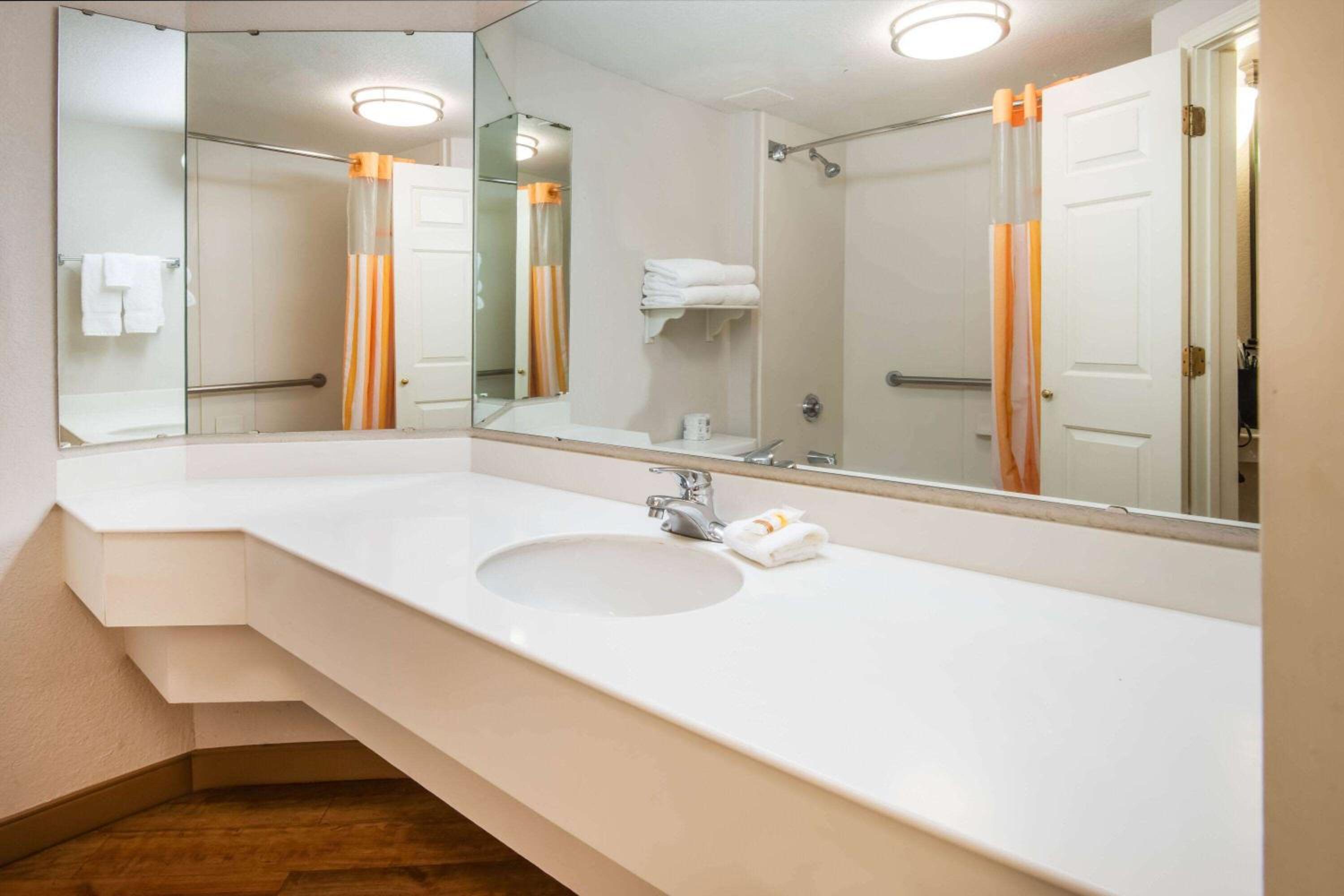 King Room with Bath Tub - Mobility Accessible/Non-Smoking - Photo 3