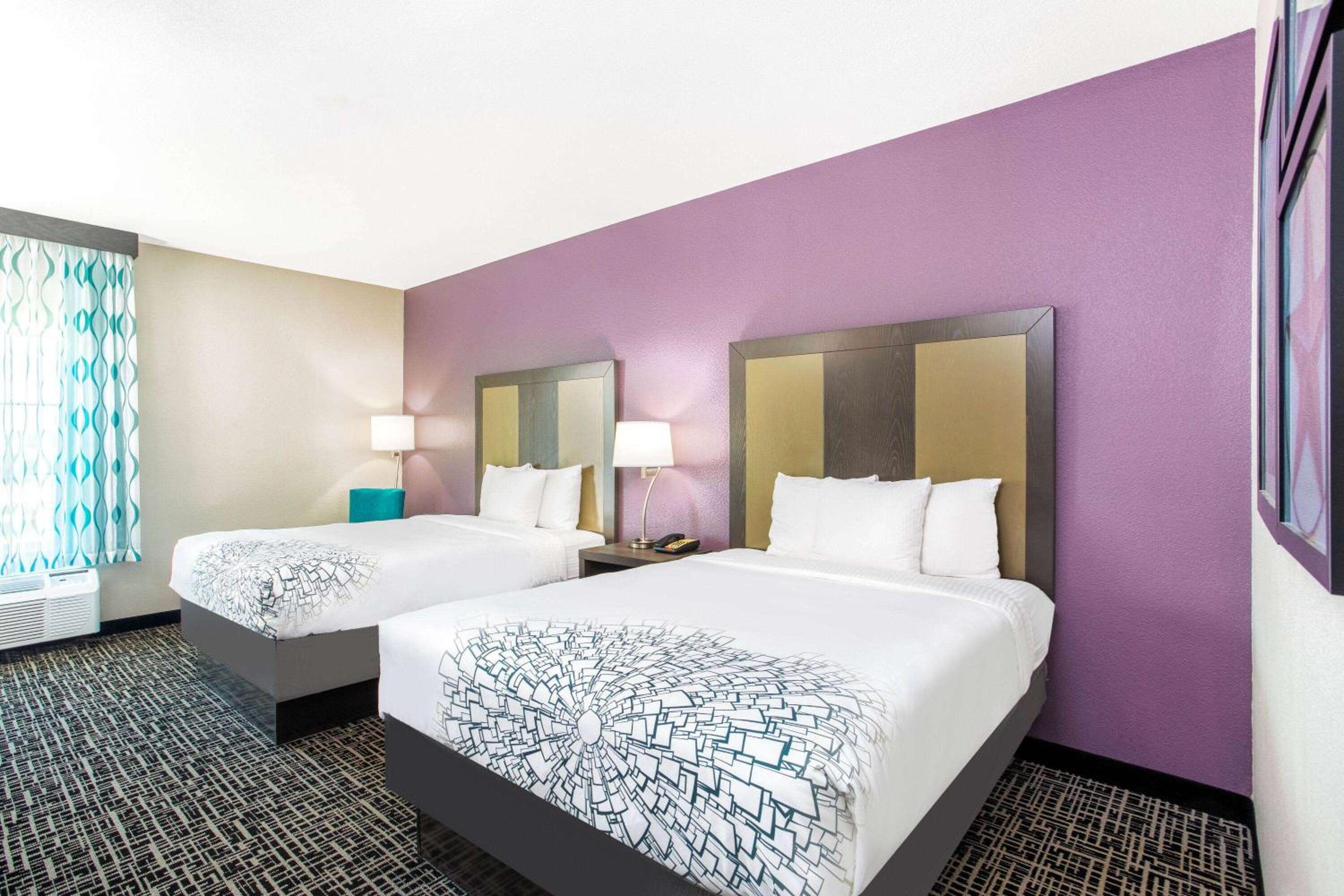 Queen Room with Two Queen Beds - Photo 2