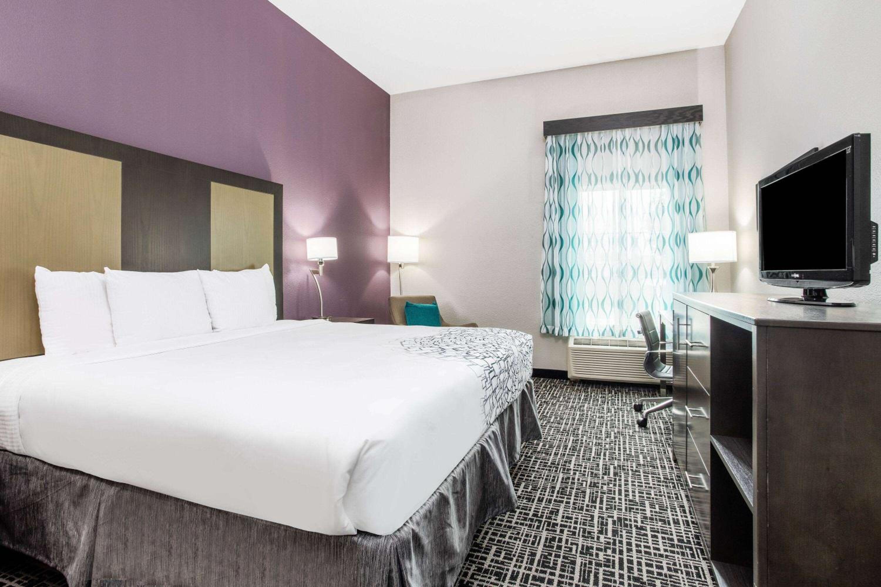 King Room with Roll-In Shower - Mobility/Hearing Accessible - Non-Smoking - Photo 3