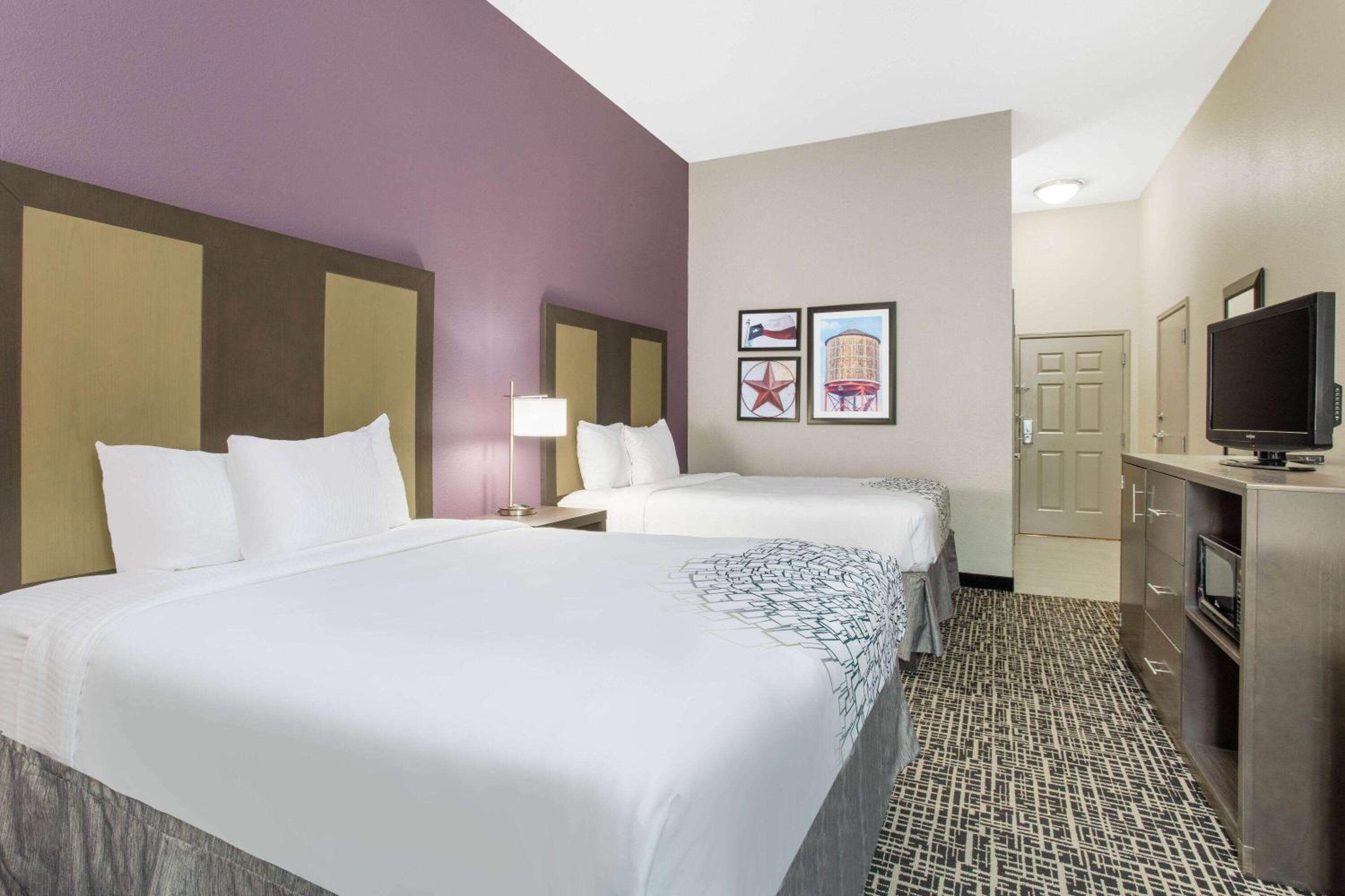 Queen Room with Two Queen Beds and Mobility/Hearing Access - Non-Smoking - Photo 4