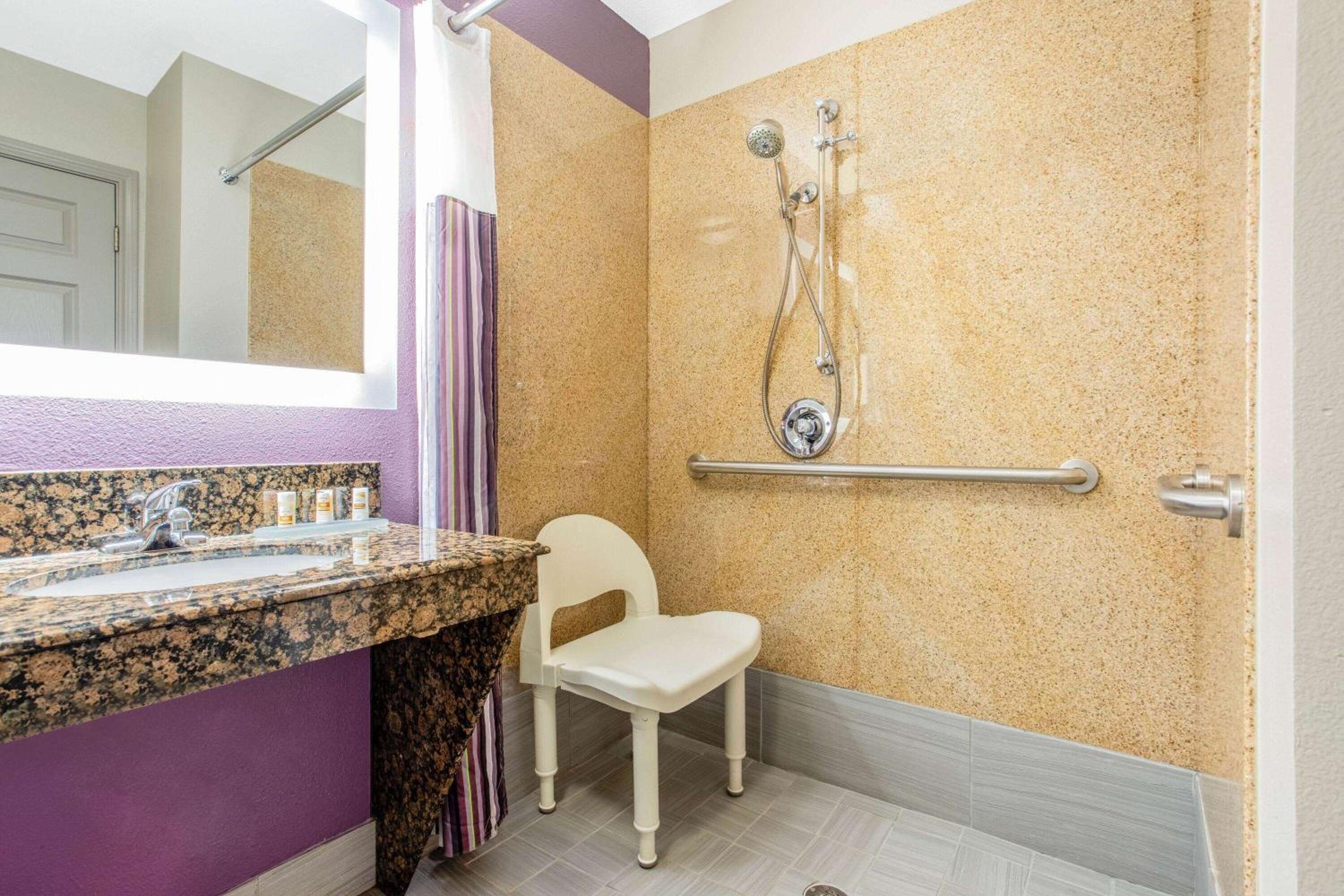 King Room with Roll-In Shower - Mobility/Hearing Accessible - Non-Smoking - Photo 4