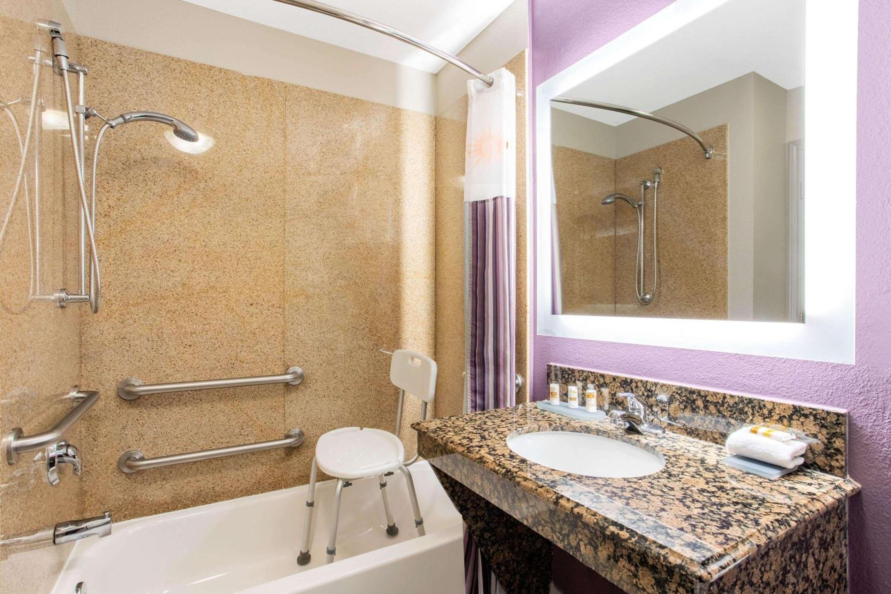 Deluxe King Suite with Mobility/Hearing Impaired Access - Non-Smoking - Photo 4