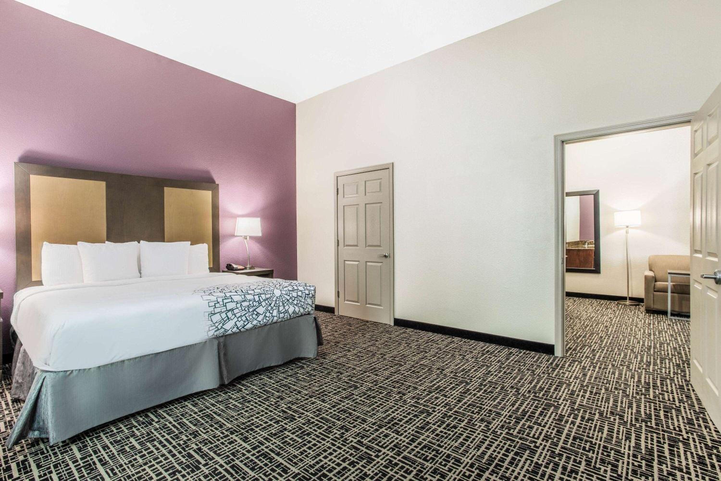 Deluxe King Suite - Non-Smoking - Photo 3