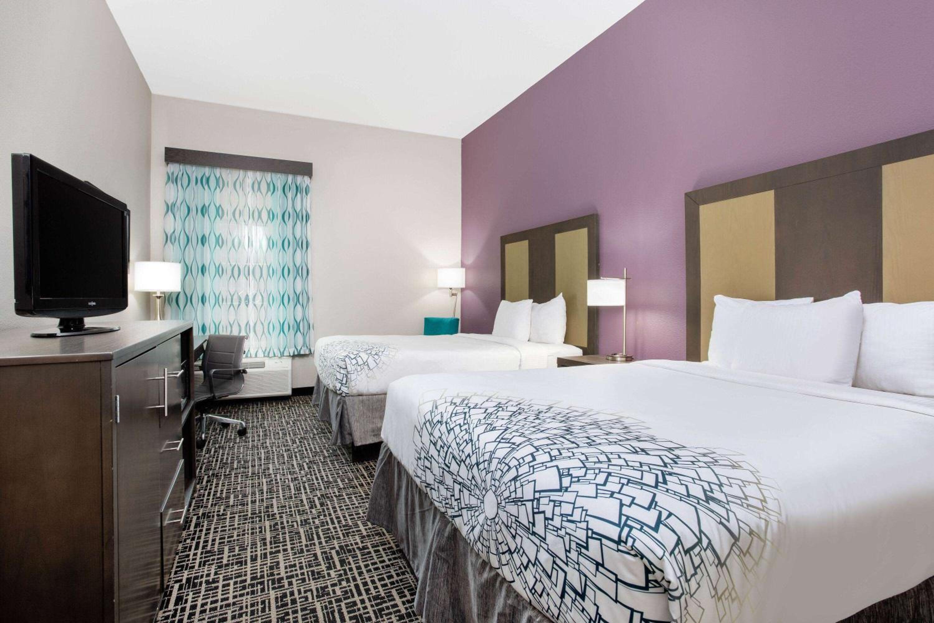 Queen Room with Two Queen Beds - Photo 3