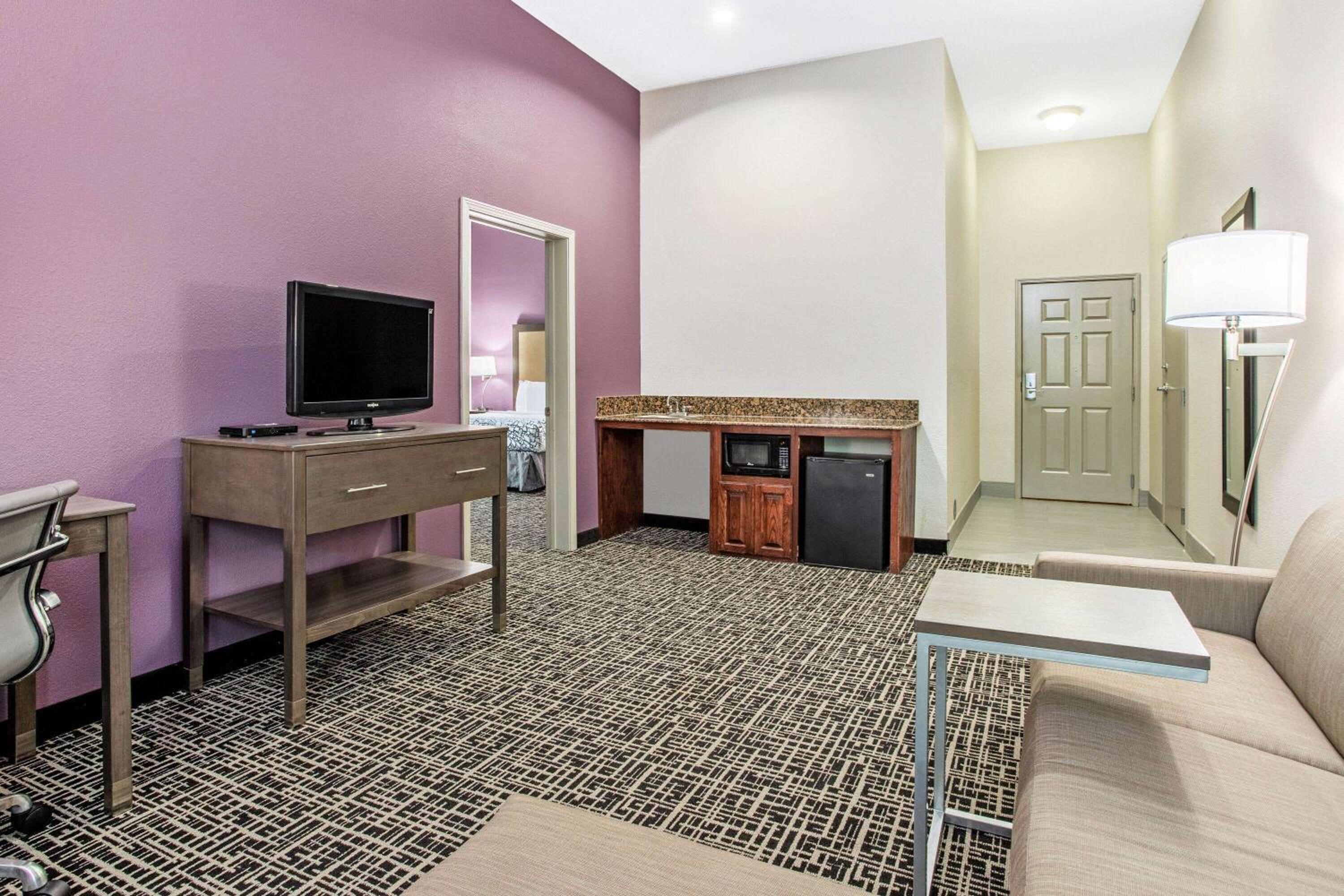 Deluxe King Suite - Non-Smoking - Photo 2