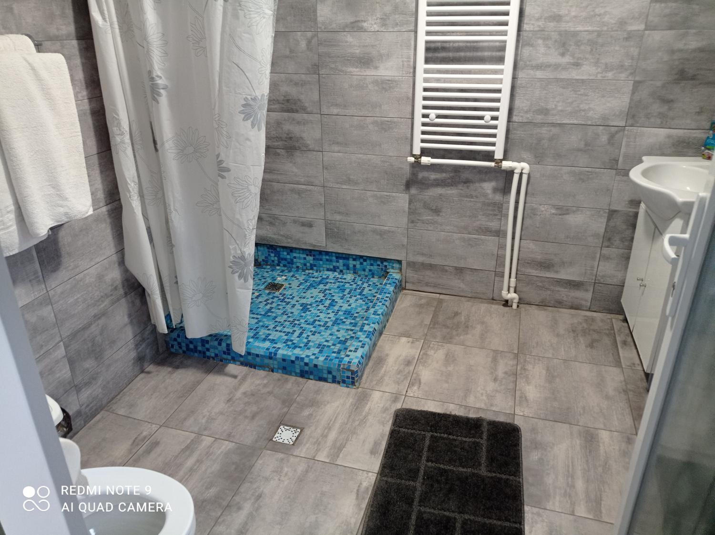Double Room with Private Bathroom - Photo 4