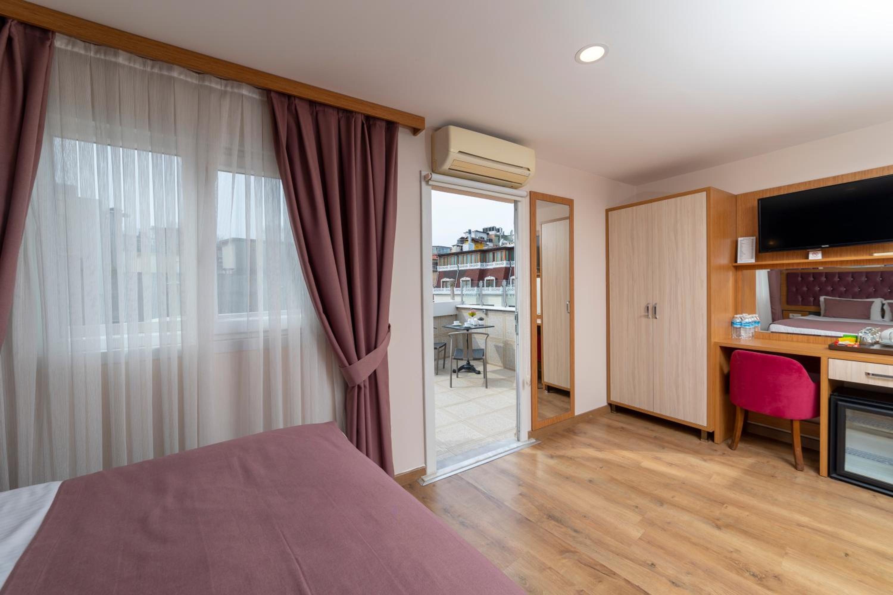 Quadruple Room with Balcony photo 2