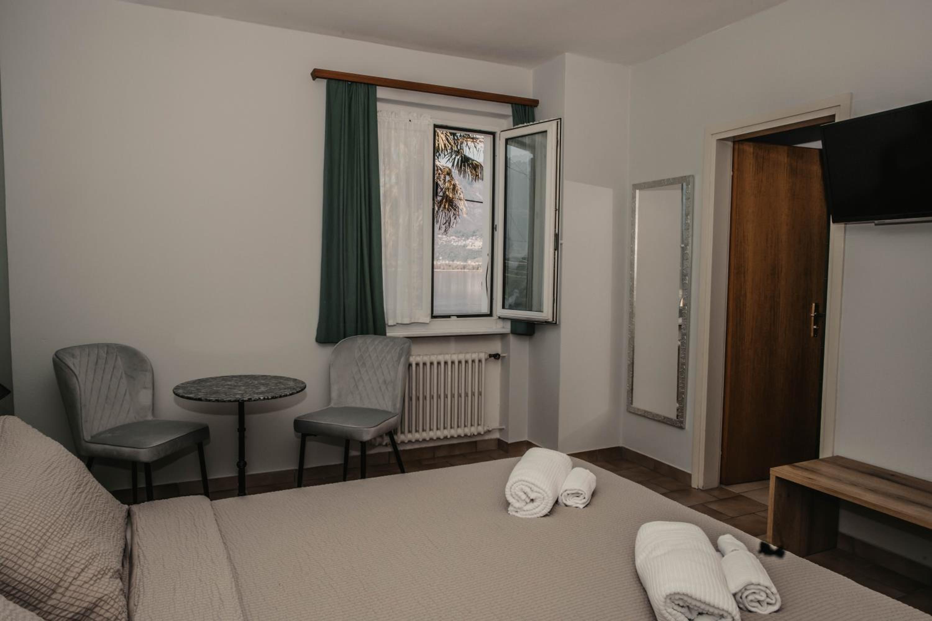 Double Room with Lake View - Photo 2