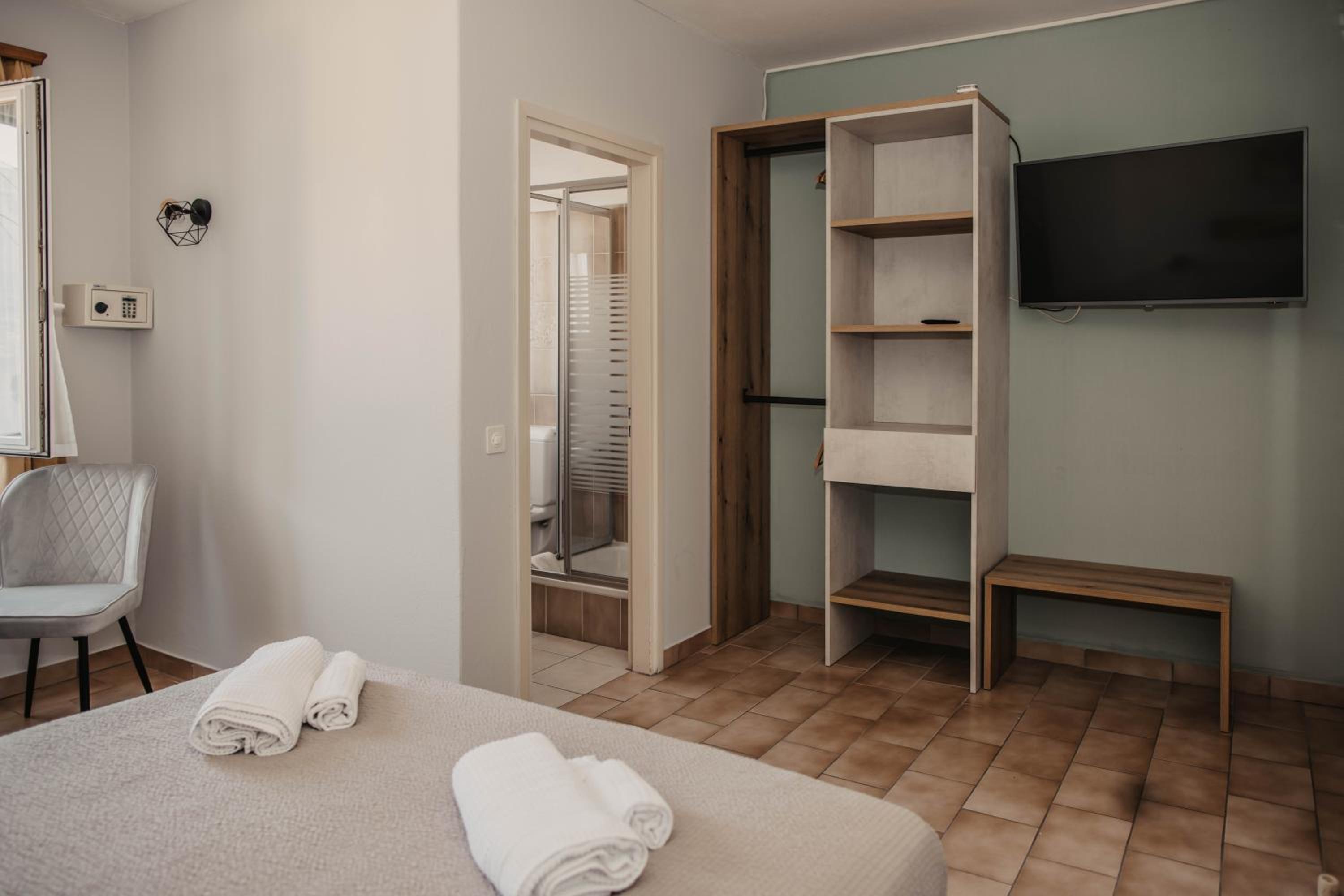 Double Room with Lake View - Photo 4
