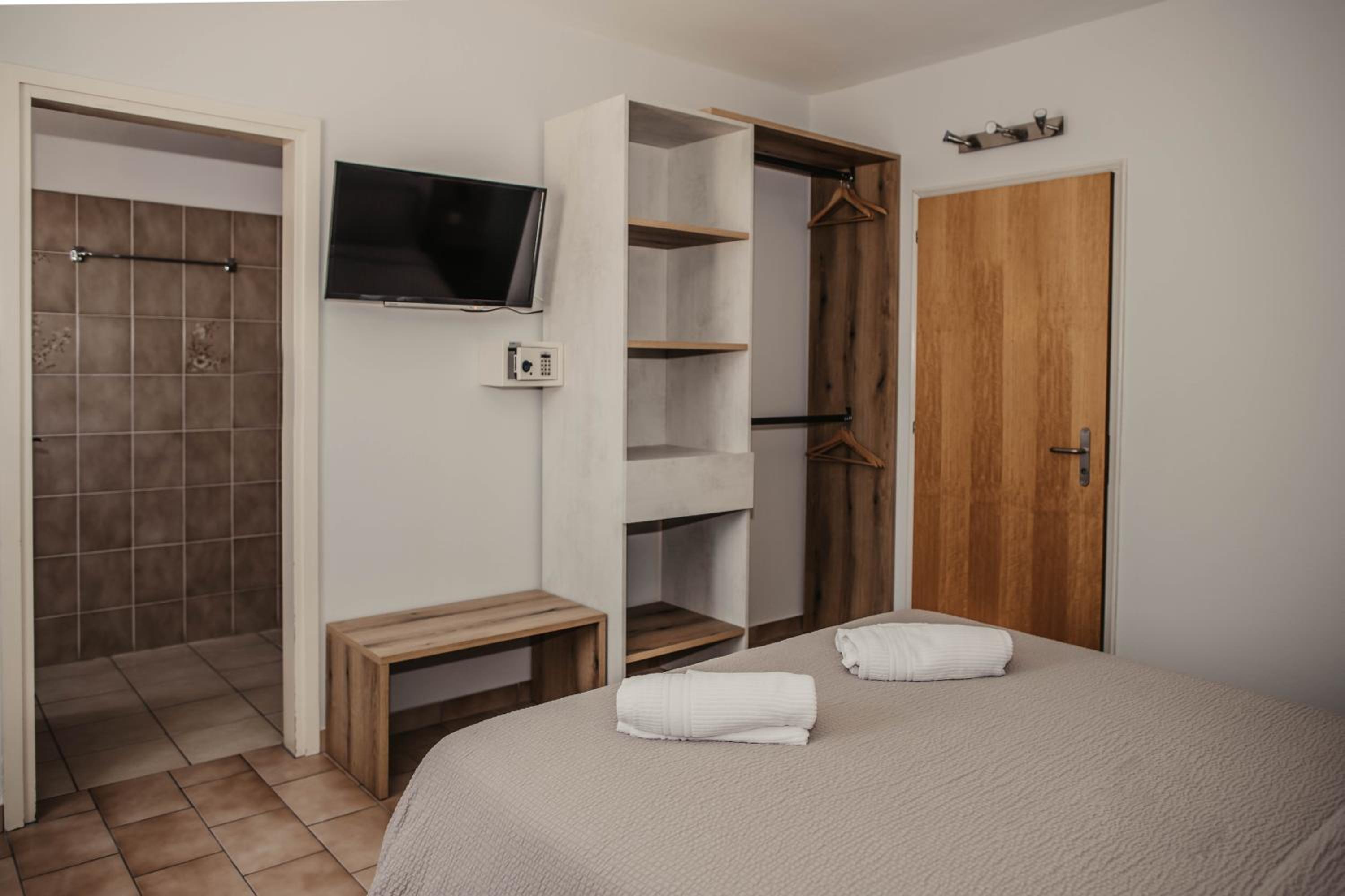 Double Room with Lake View - Photo 6