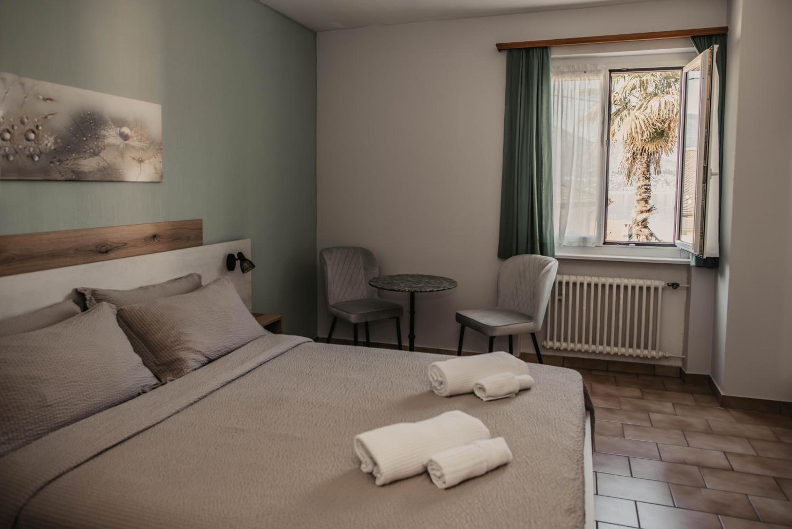 Double Room with Lake View - Photo 8