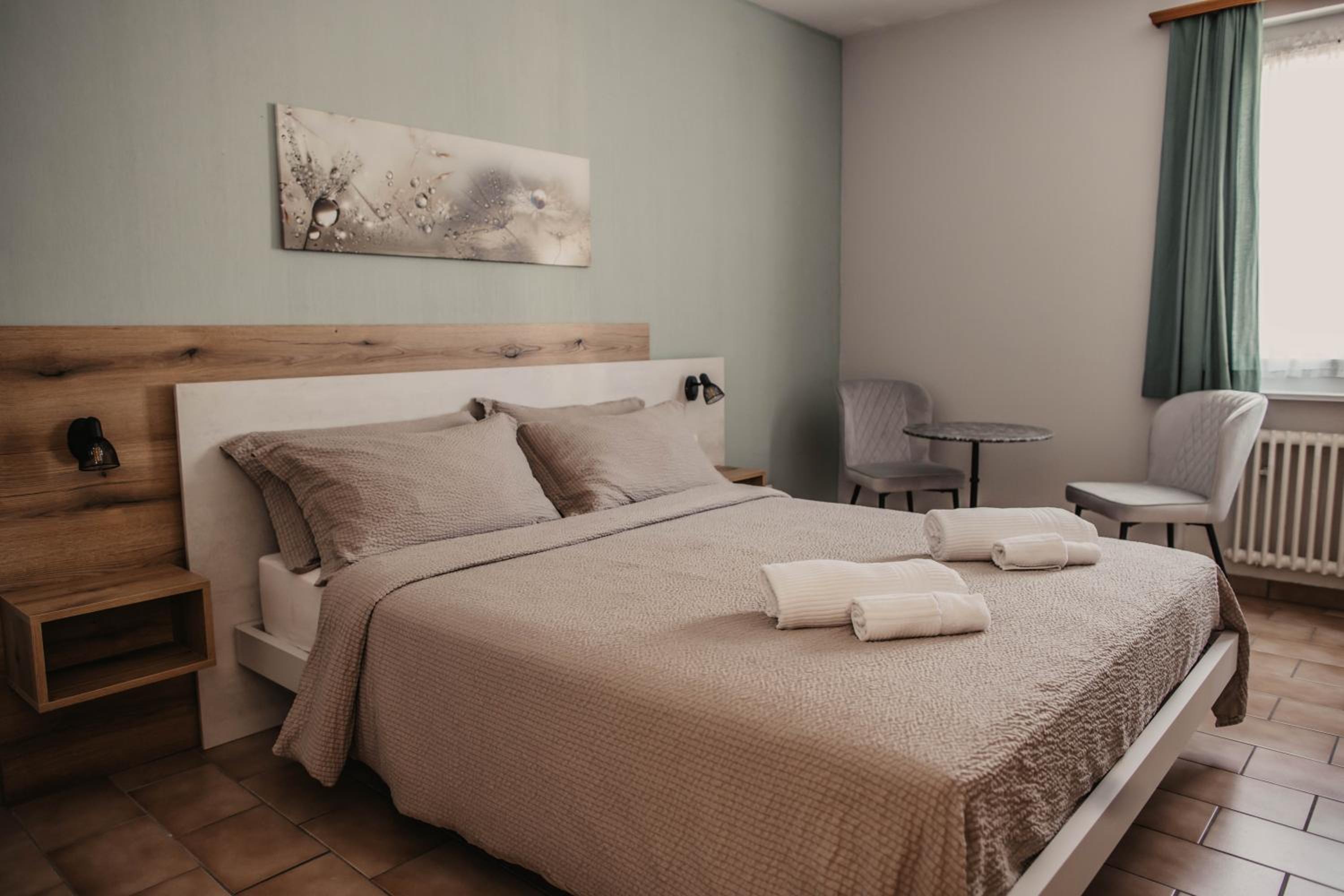 Double Room with Lake View - Photo 9