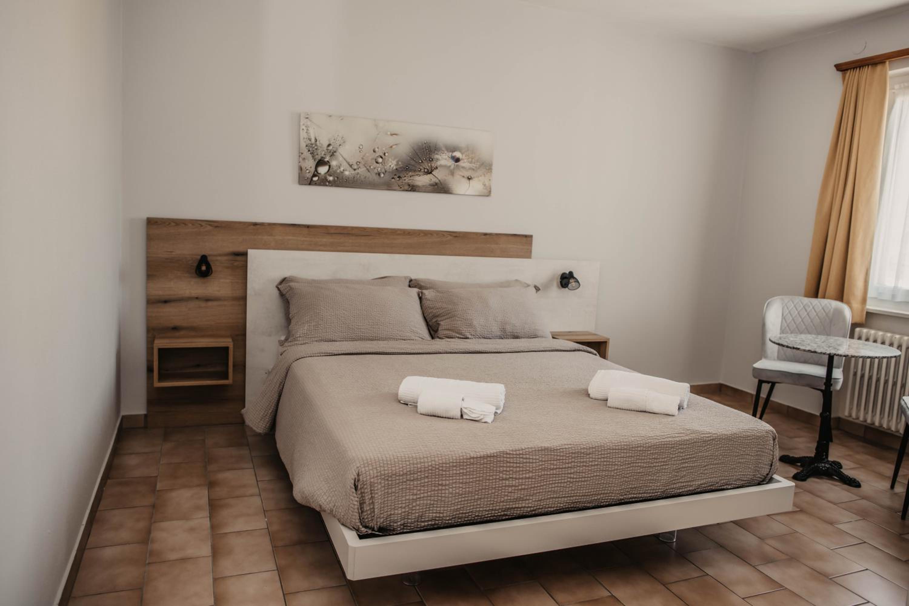 Double Room with Lake View - Photo 12