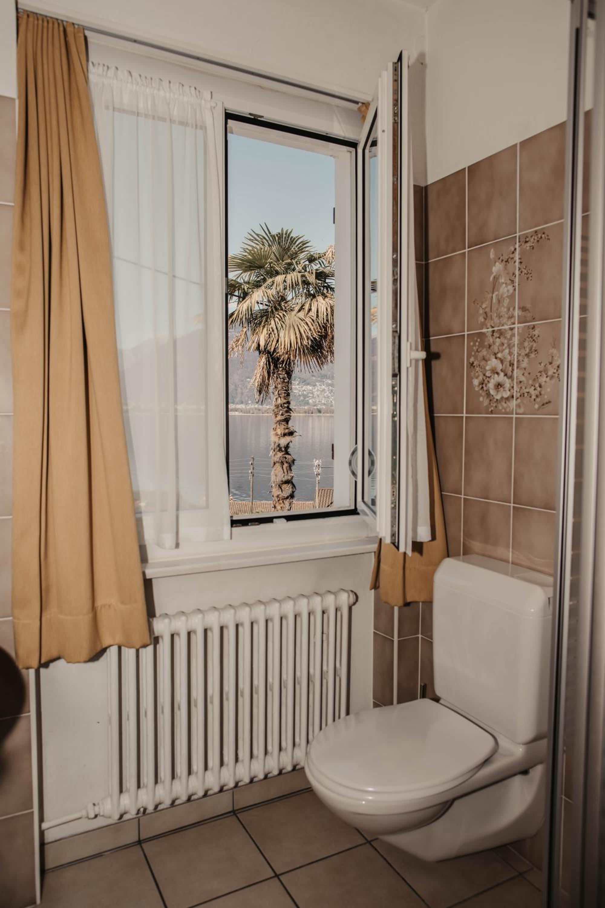 Double Room with Lake View - Photo 13
