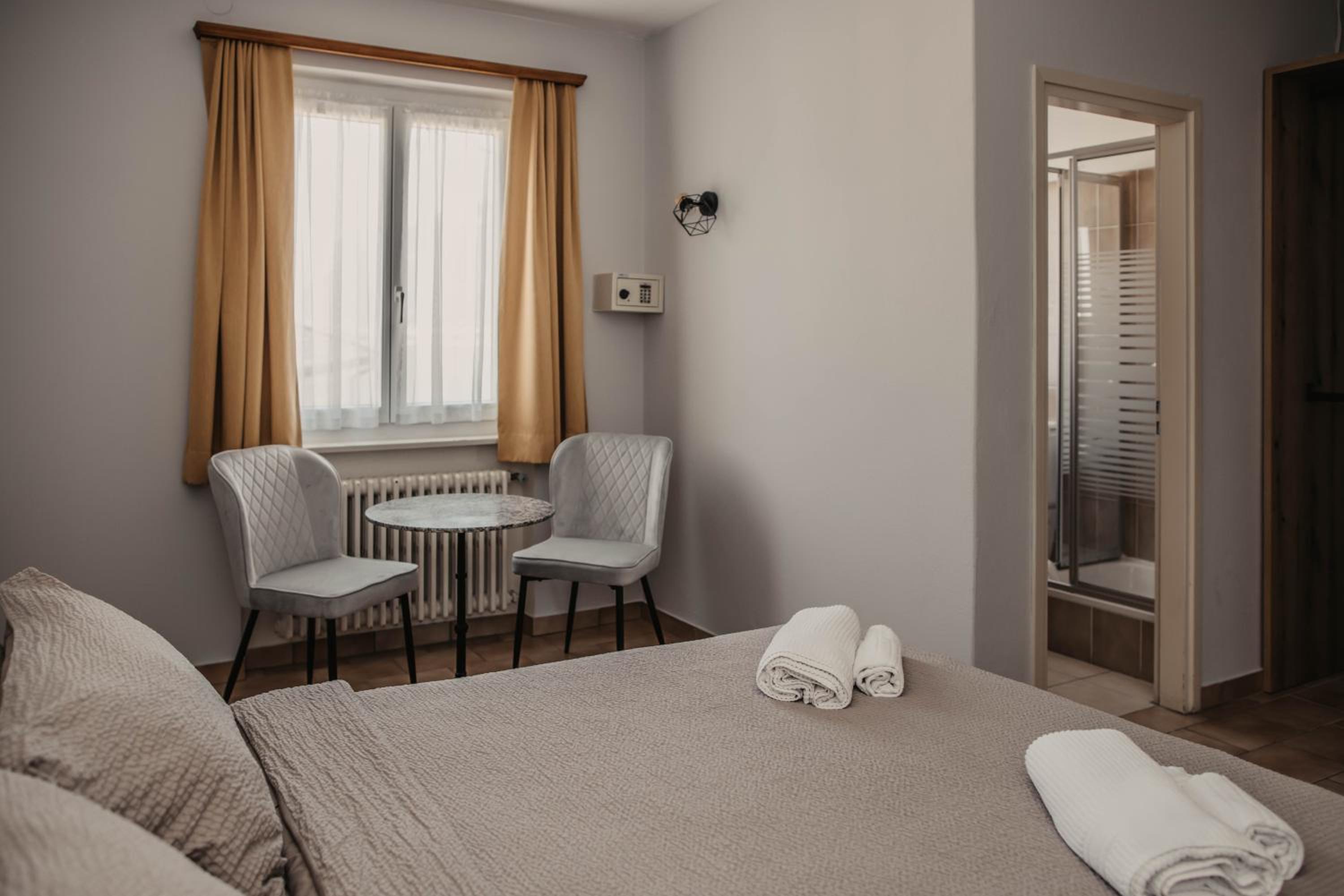 Double Room with Lake View - Photo 15