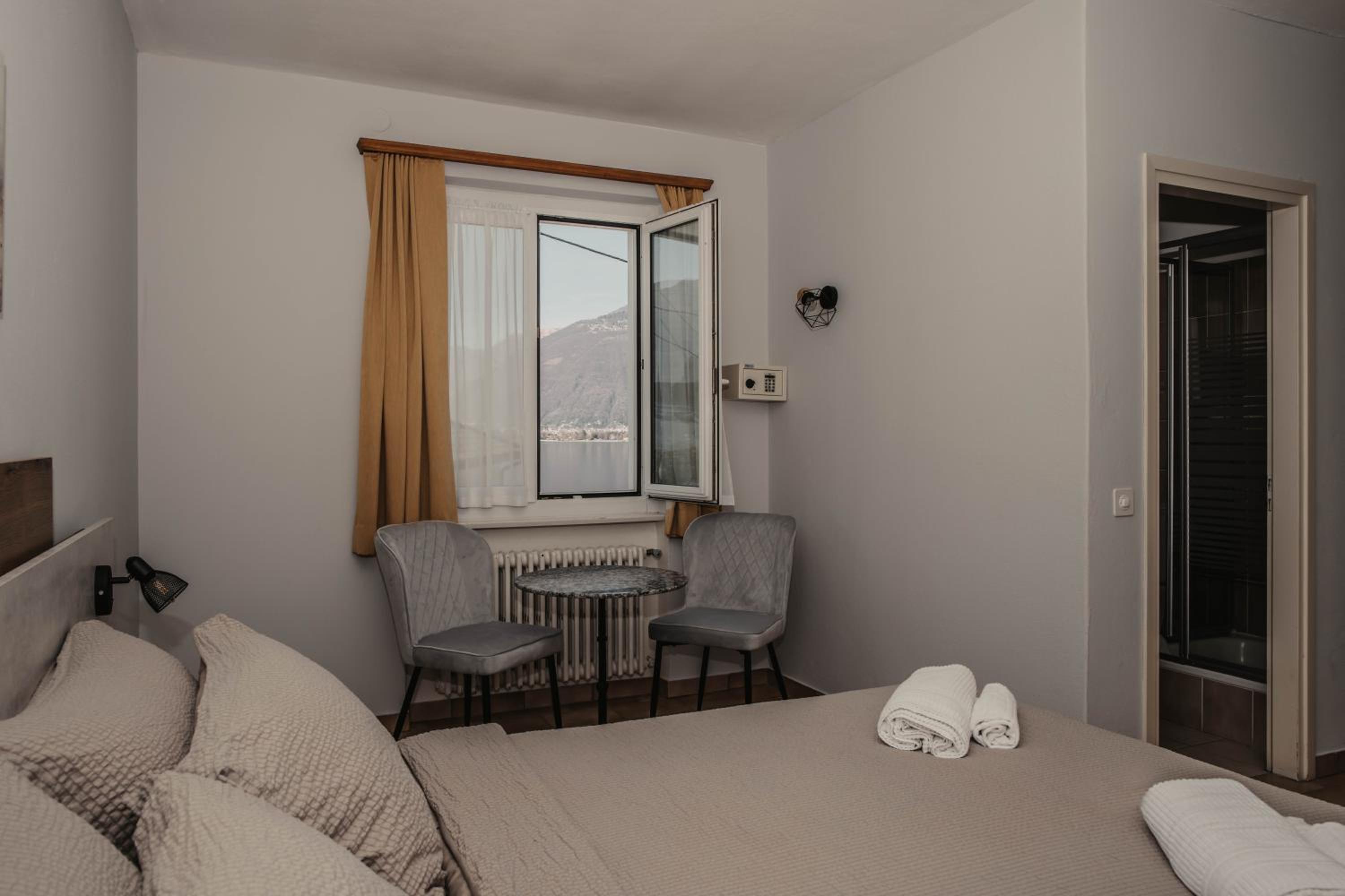 Double Room with Lake View - Photo 16