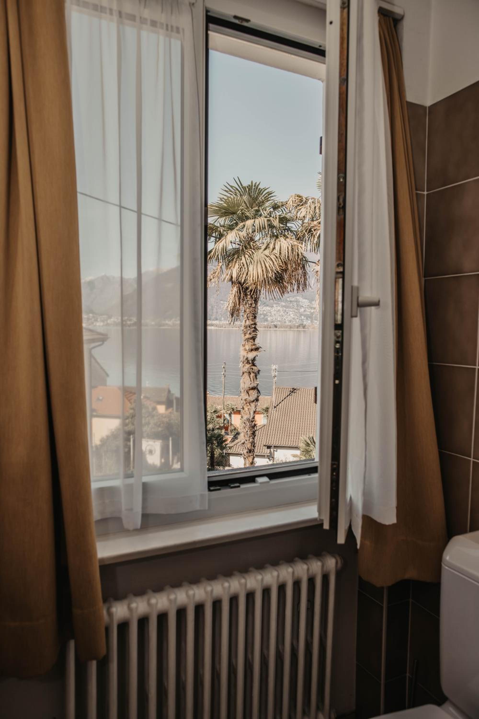 Double Room with Lake View - Photo 17
