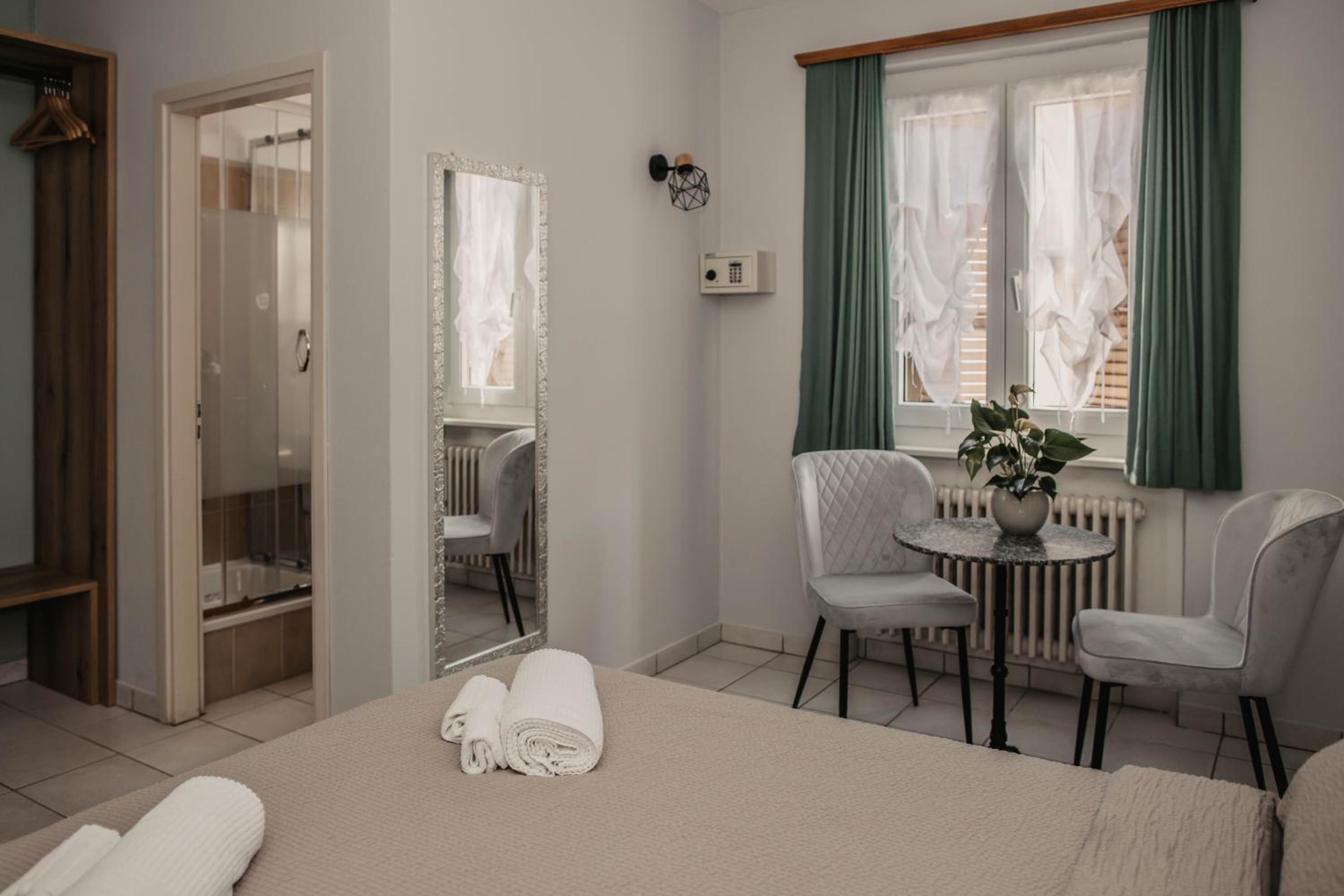 Standard Double Room - Photo 3