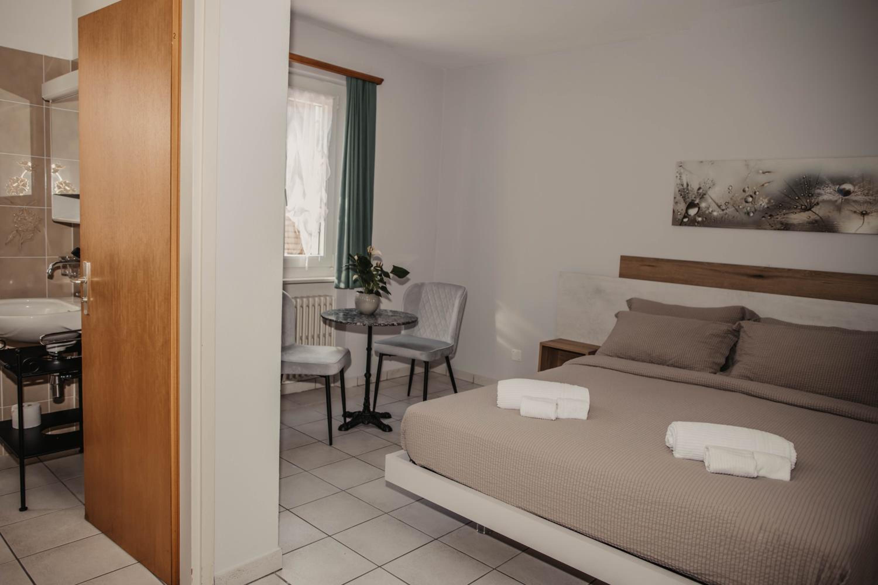 Standard Double Room - Photo 5