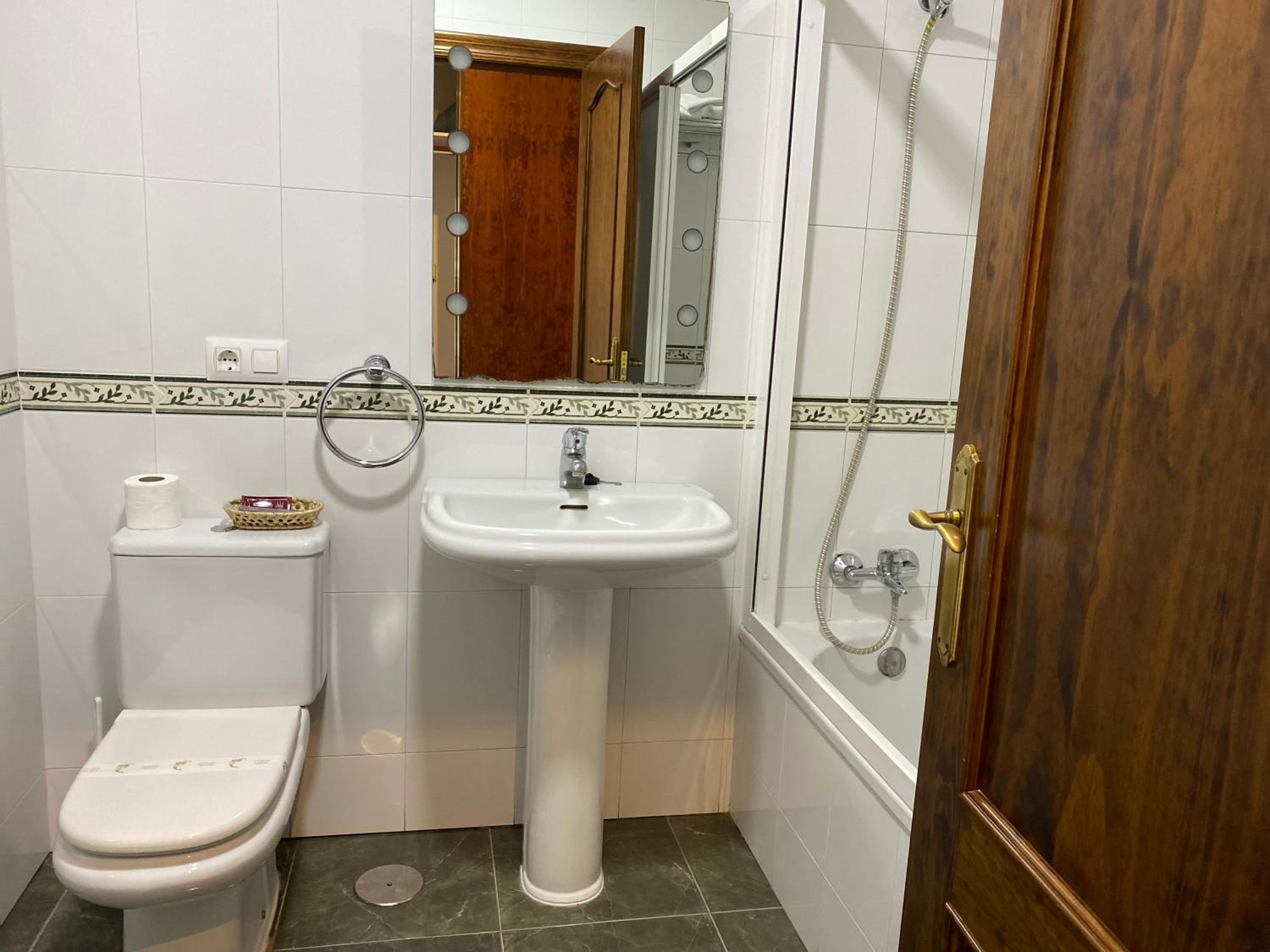 Standard Queen Room - Photo 2