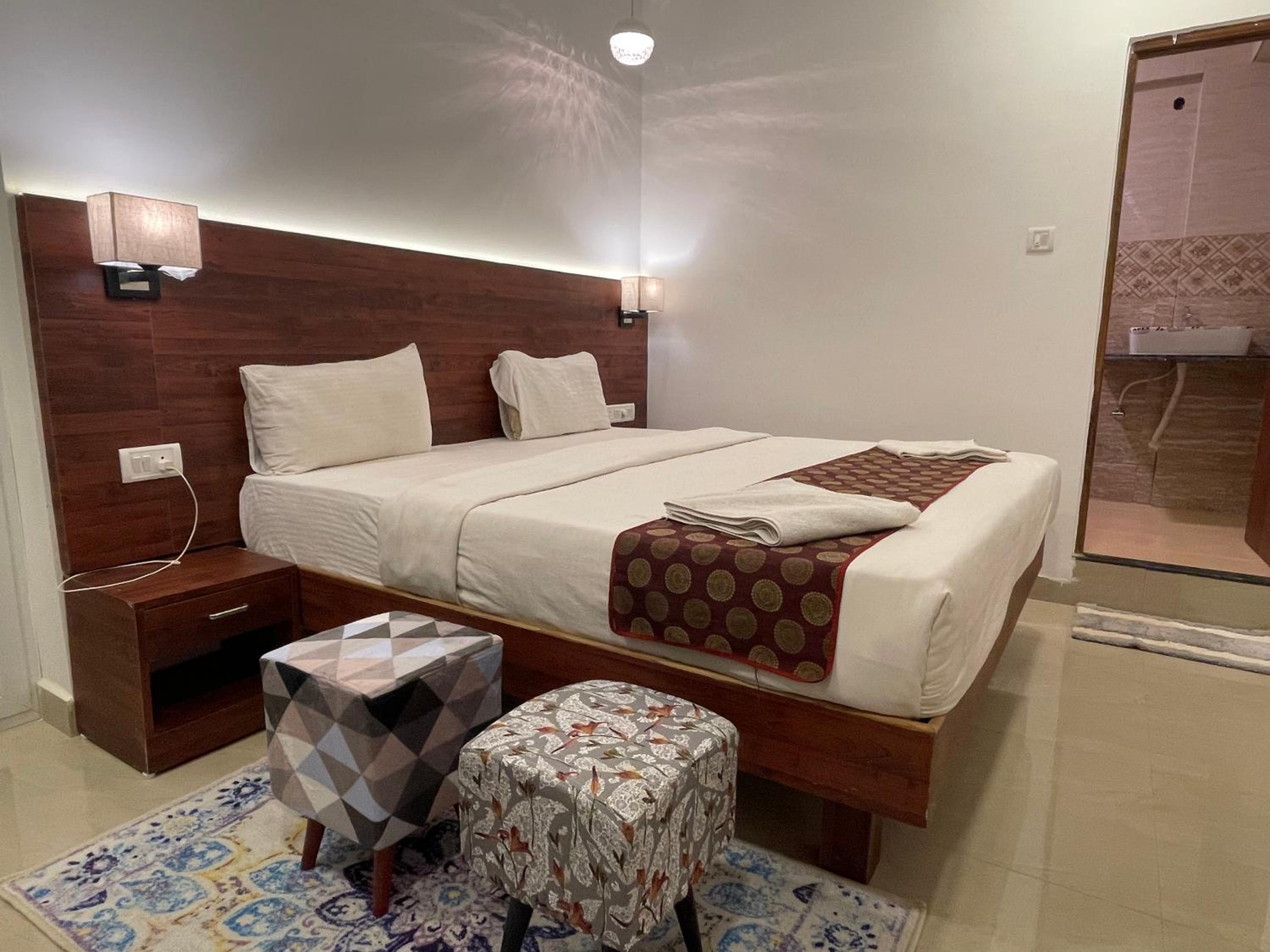Deluxe Double Room with Balcony photo 2