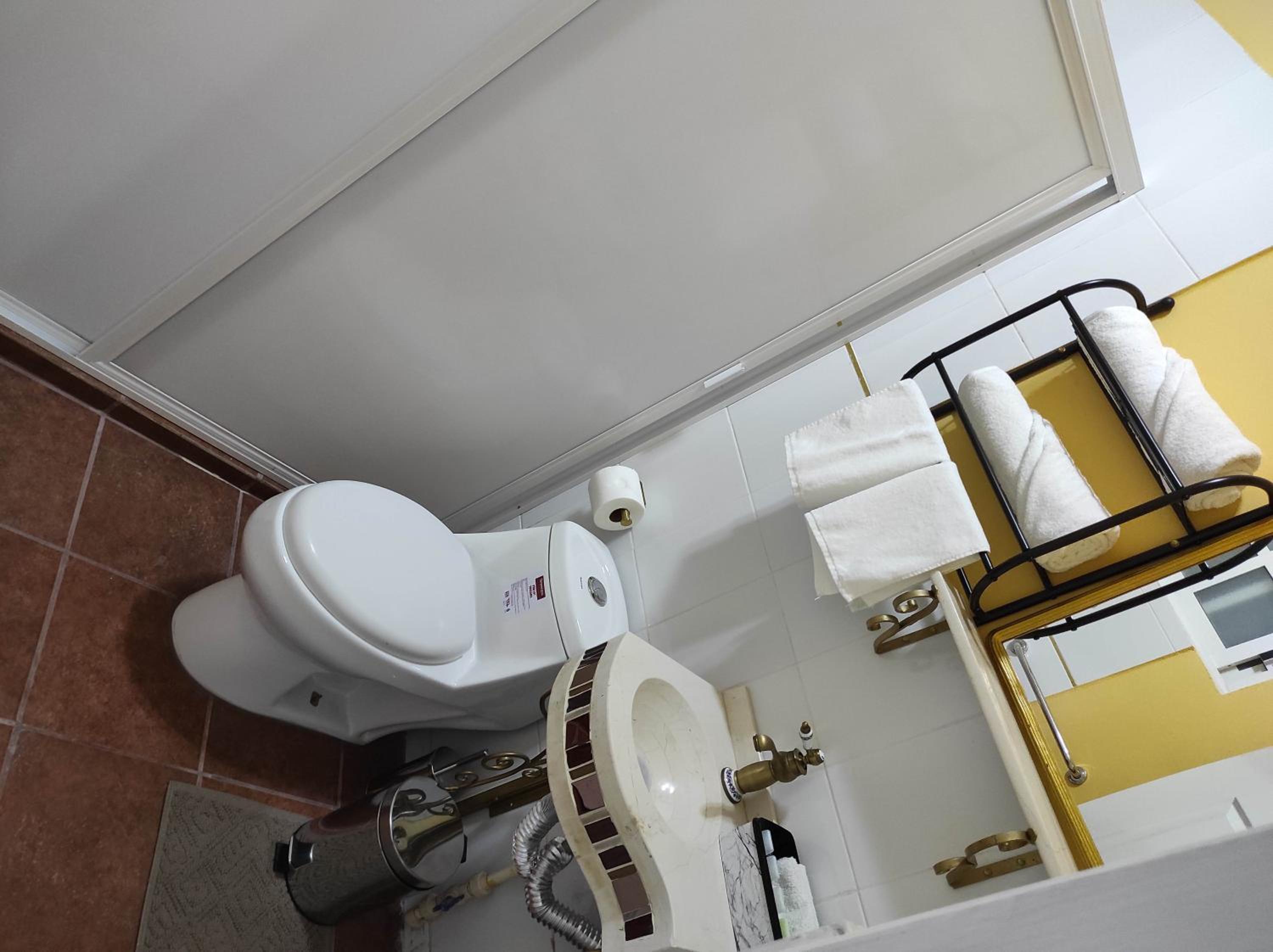 Standard Double Room - Photo 8