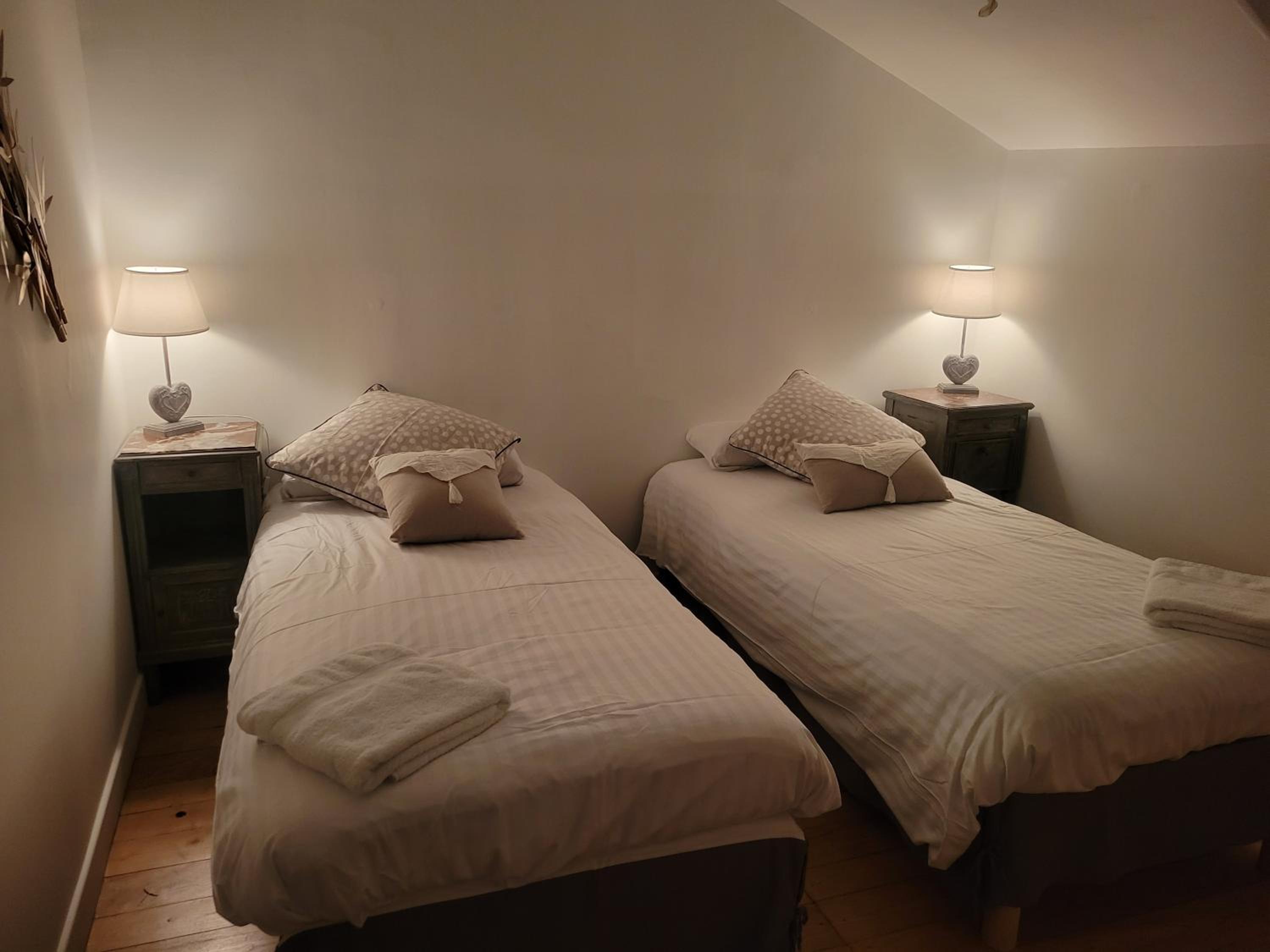 Twin Room - Photo 7