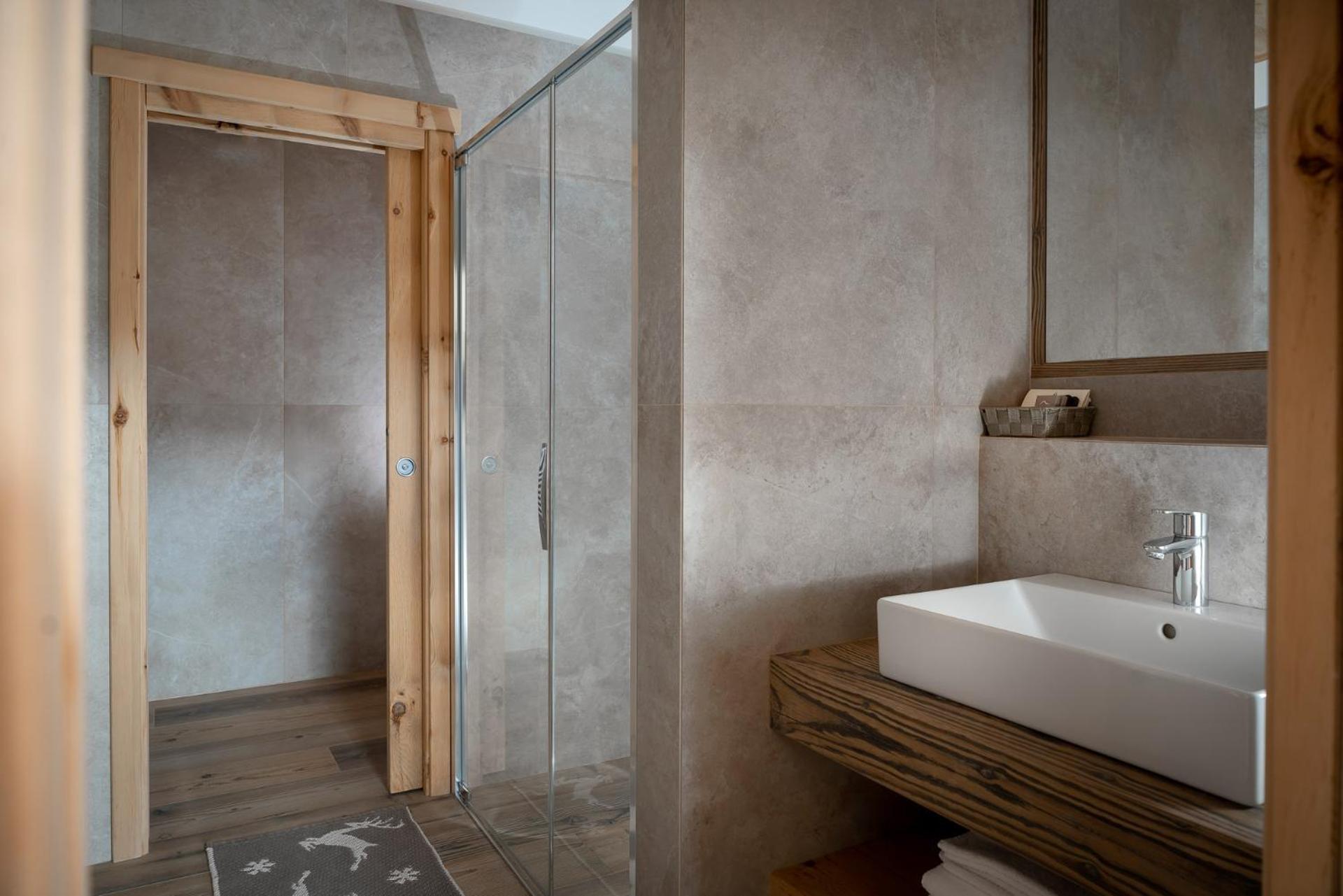 Deluxe Suite - Photo 11