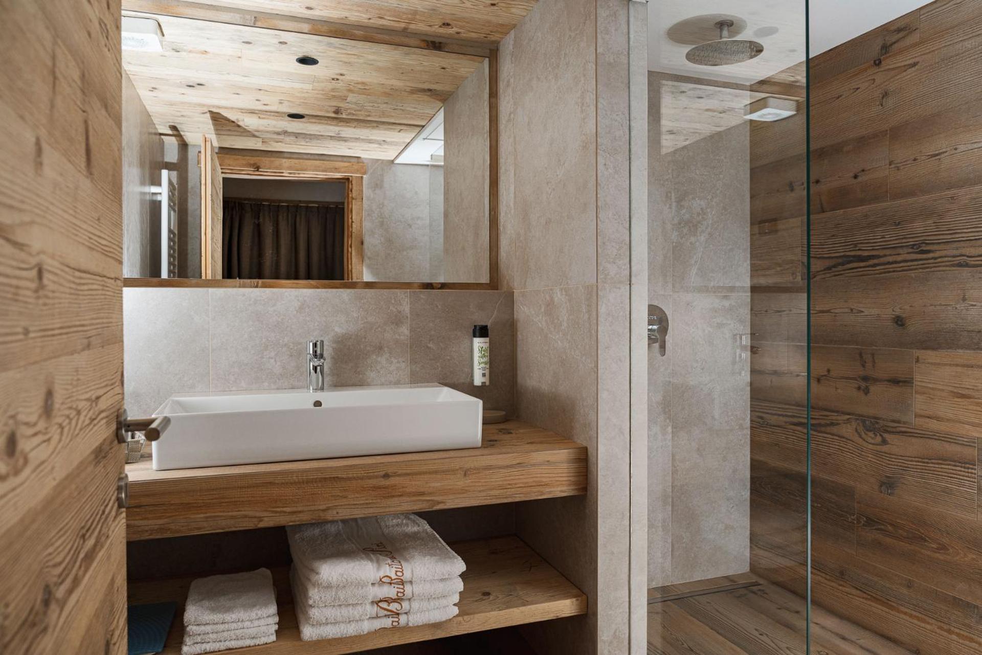 Deluxe Suite - Photo 8