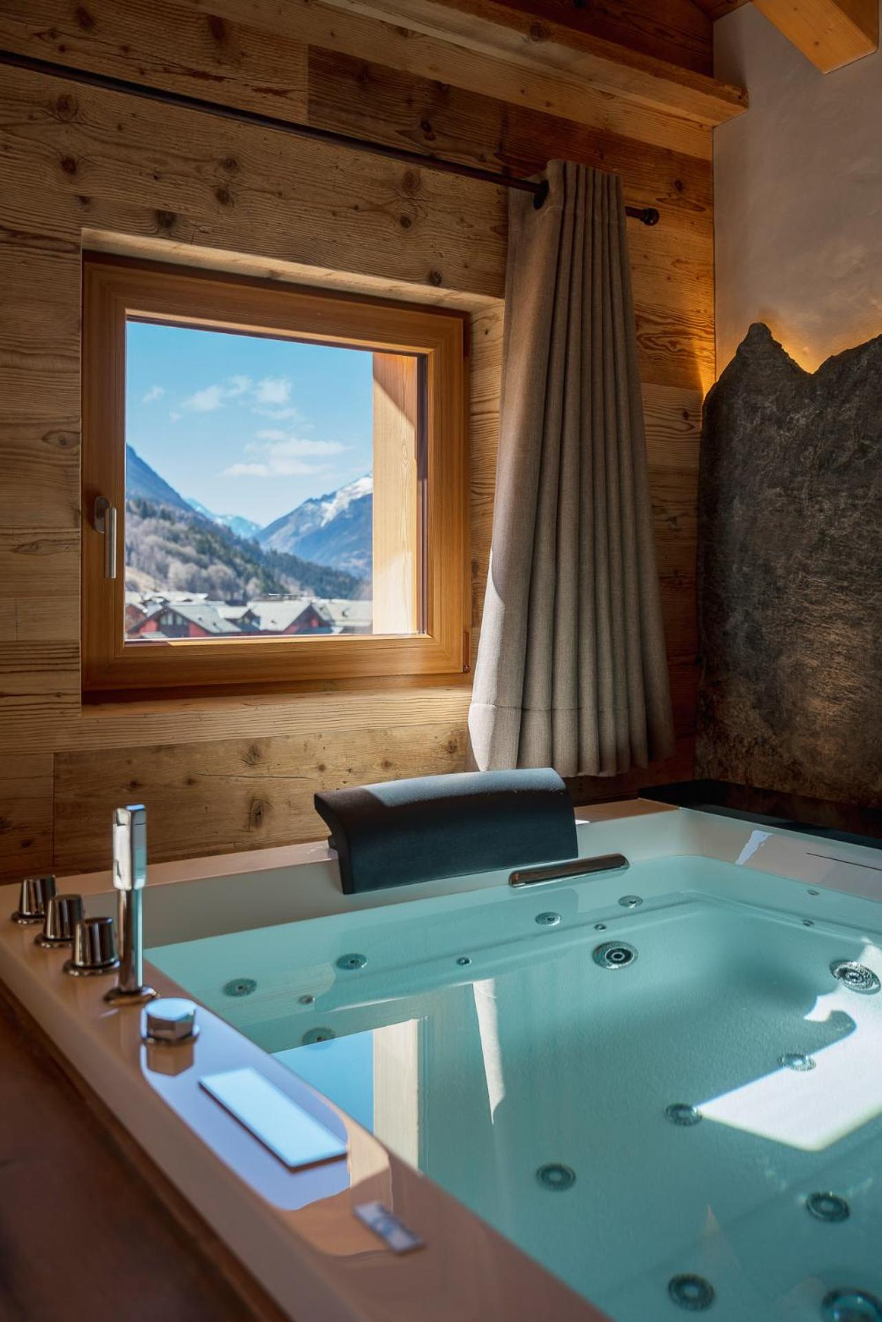 Deluxe Suite with Spa Bath - Photo 4