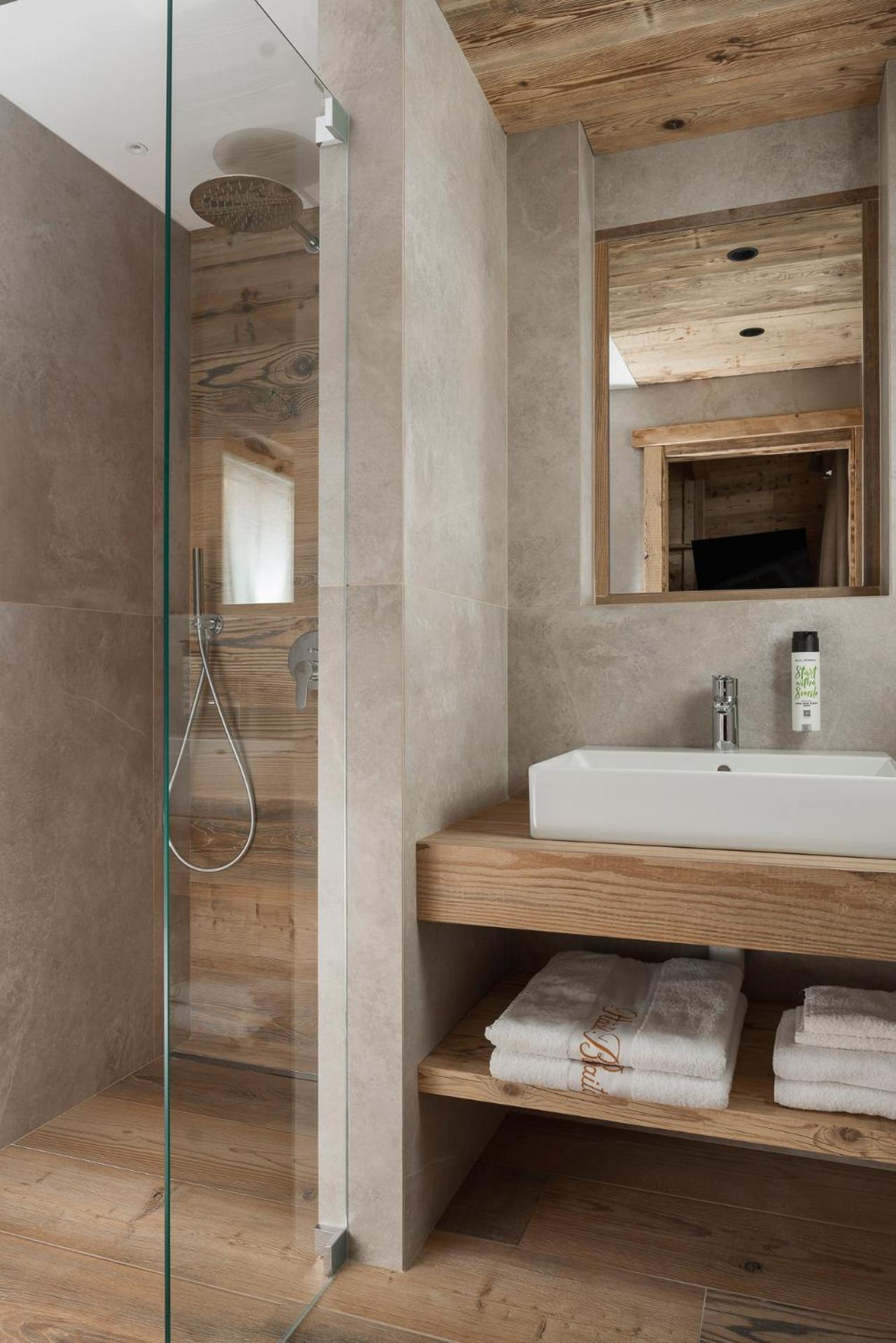 Deluxe Suite - Photo 22