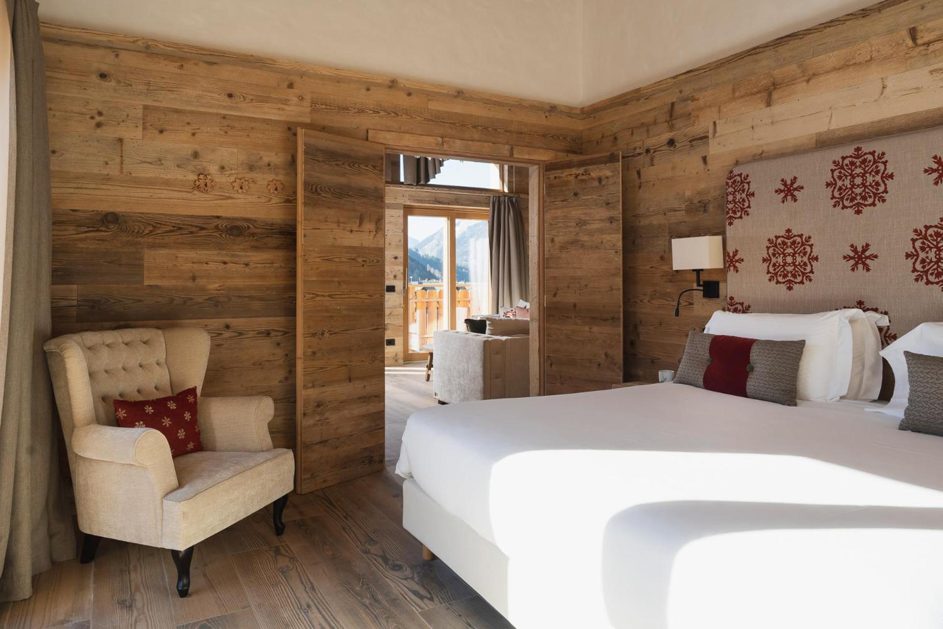 Deluxe Suite with Spa Bath - Photo 2