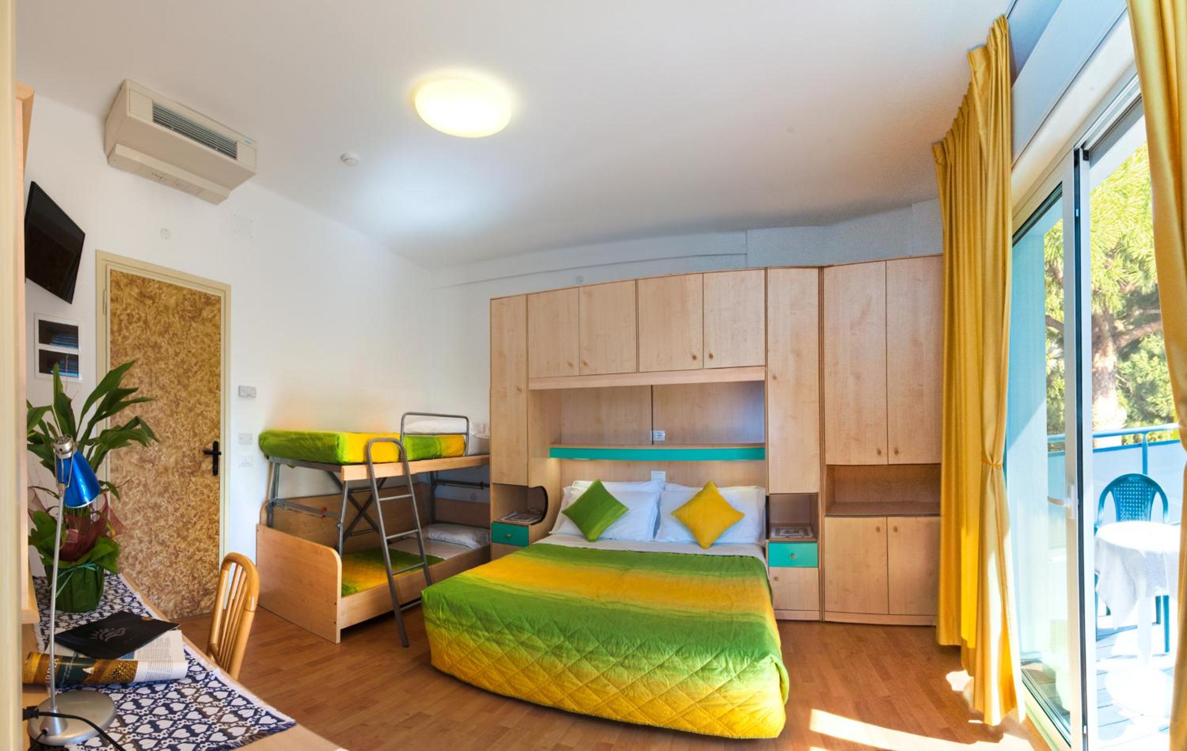 Family Room (2 Adults + 2 Children)