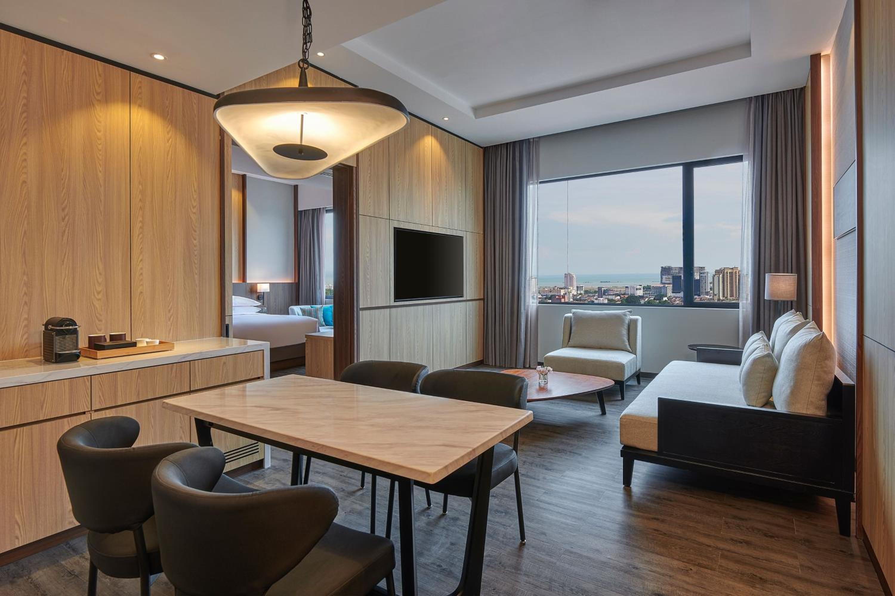 Deluxe King Suite with Sea View