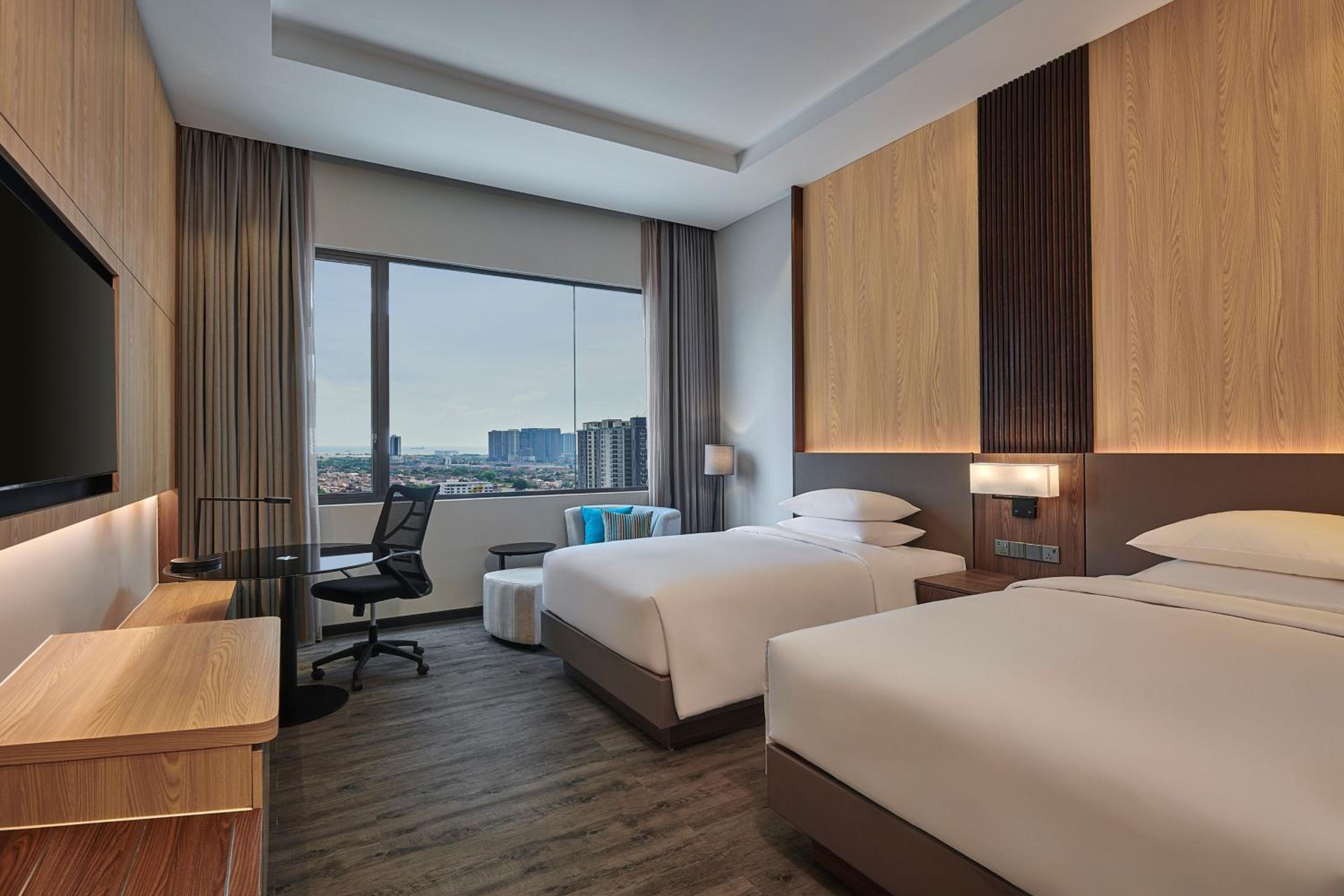 Double Room with Two Double Beds and Straits View - Photo 2