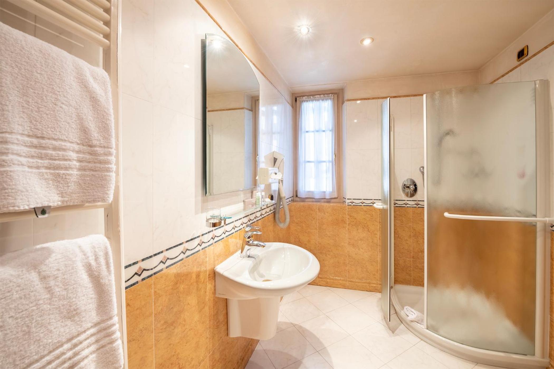 Deluxe Double or Twin Room with Balcony photo 3