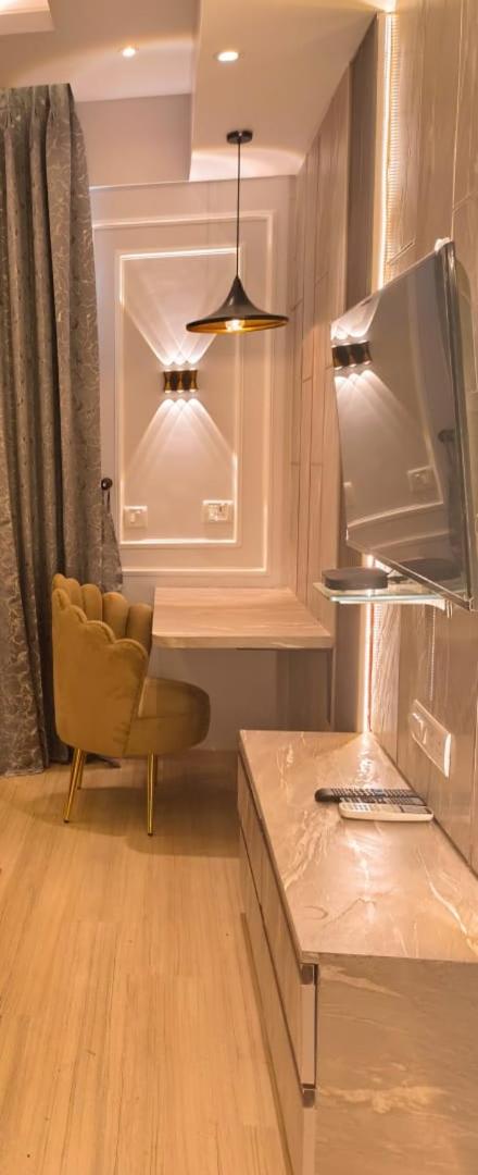Deluxe King Suite - Photo 6