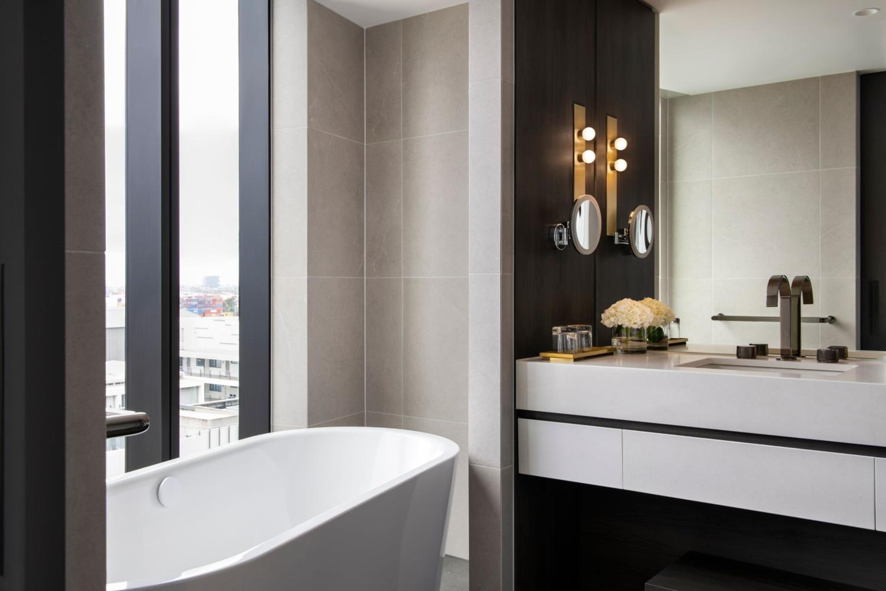 M Club Room with Bath Tub – Lounge Access - Photo 8
