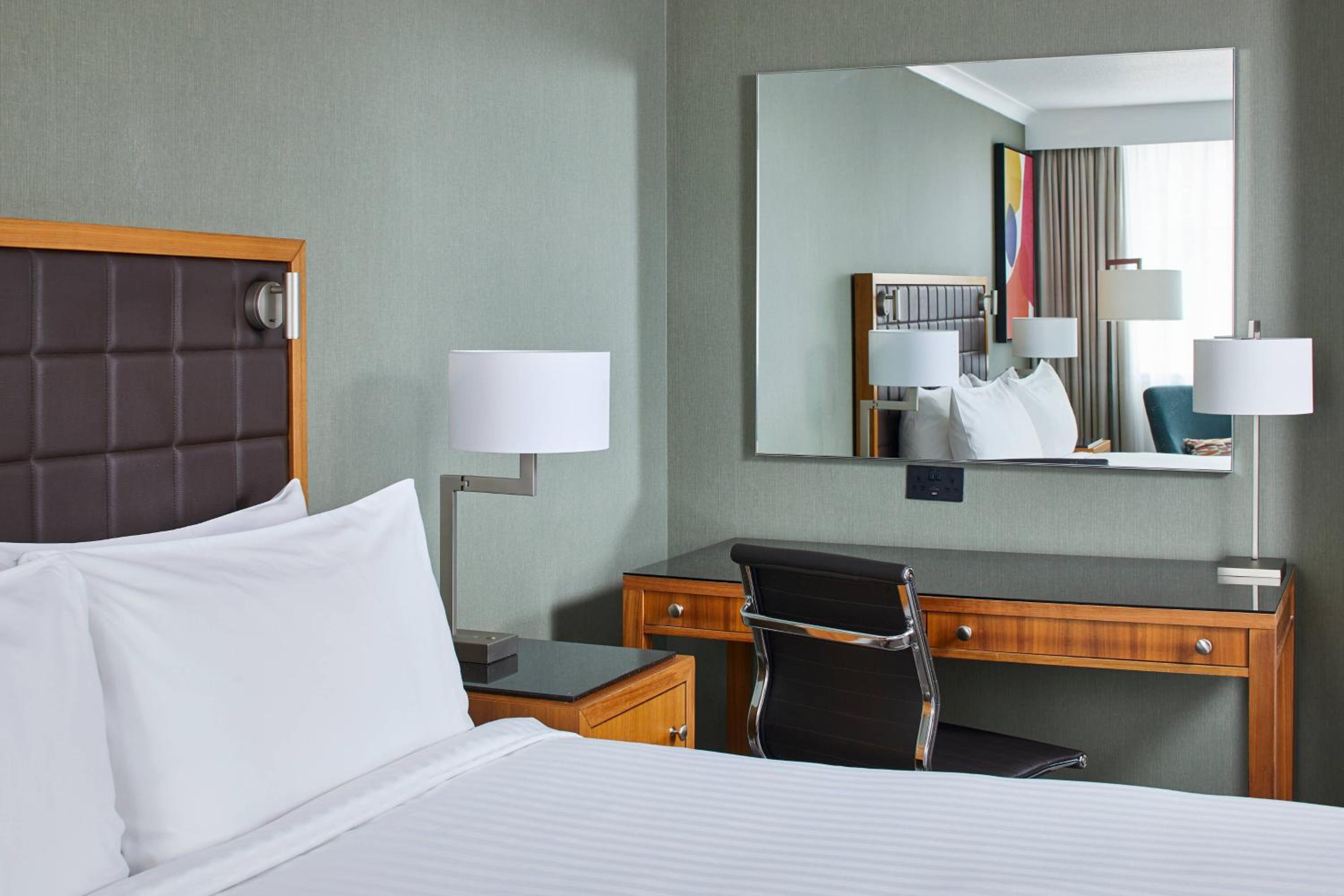 Deluxe Queen Room - Photo 6