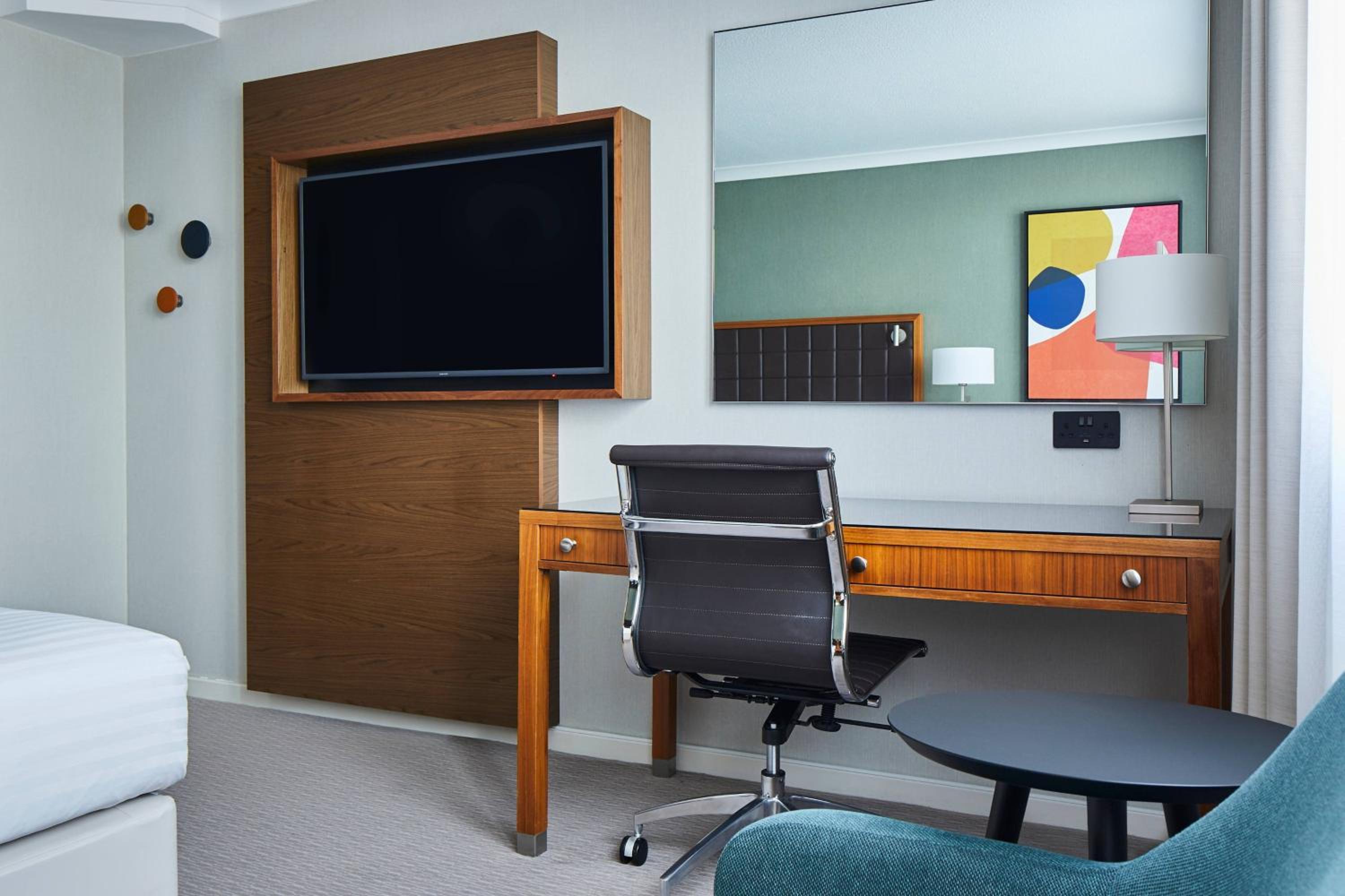 Deluxe Queen Room - Photo 7