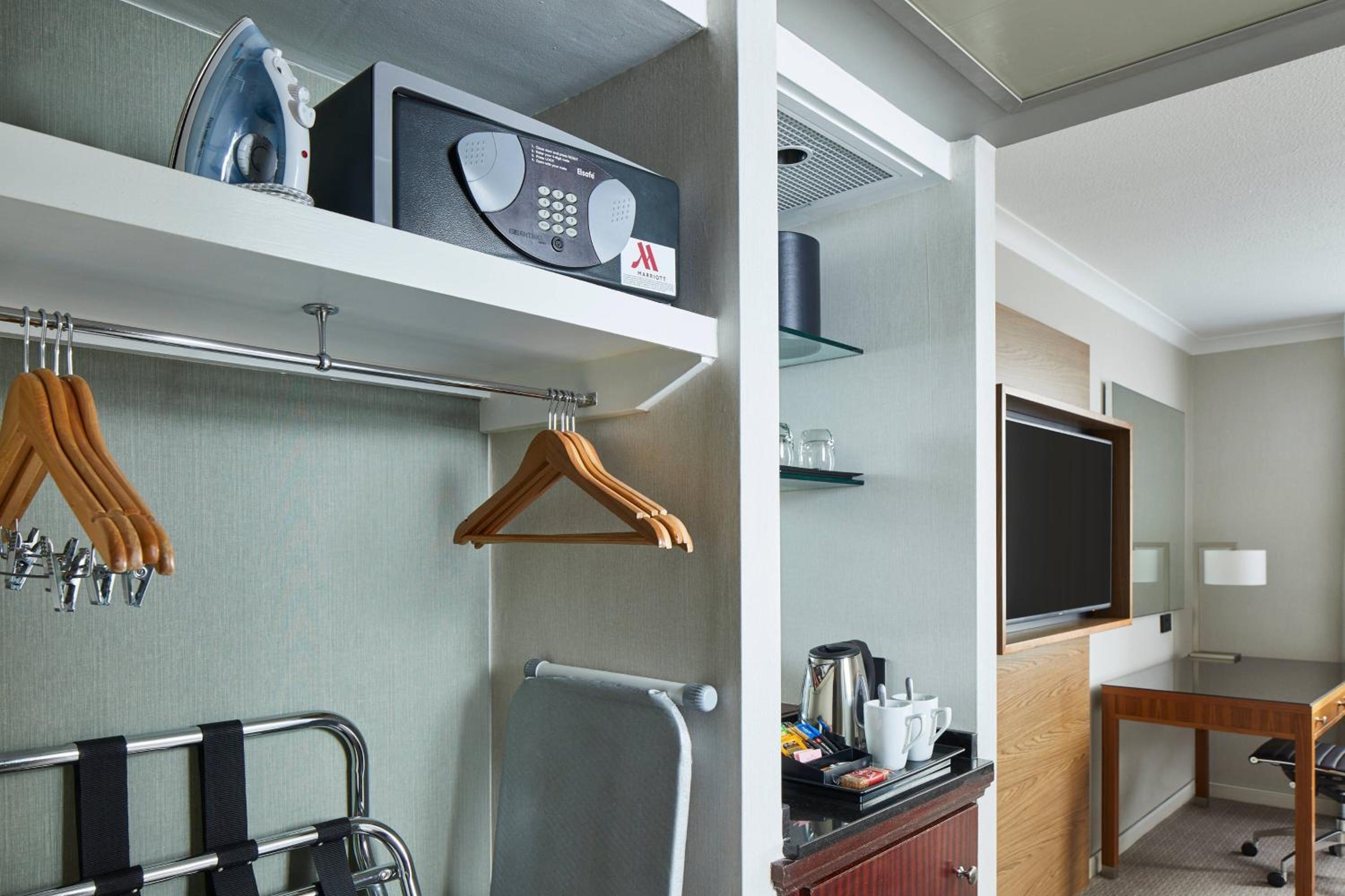 Deluxe Queen Room - Photo 9