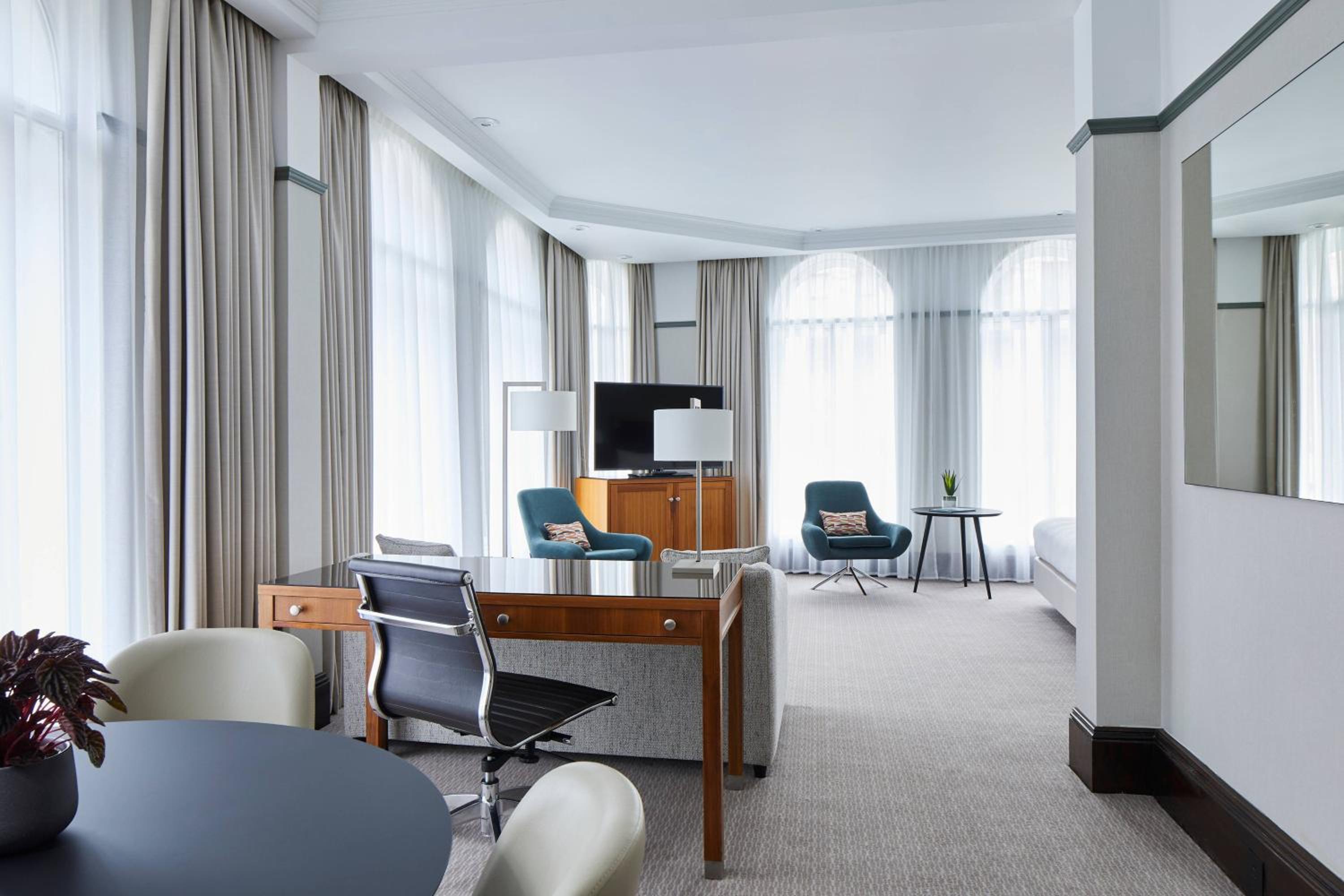 Junior Suite with City View, Executive Lounge Access - Photo 6