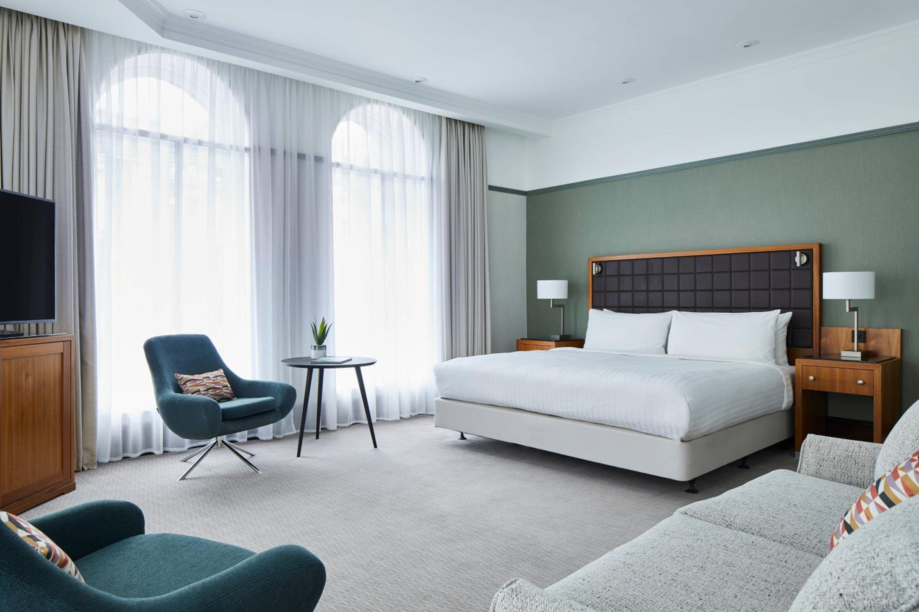 Junior Suite with City View, Executive Lounge Access - Photo 1