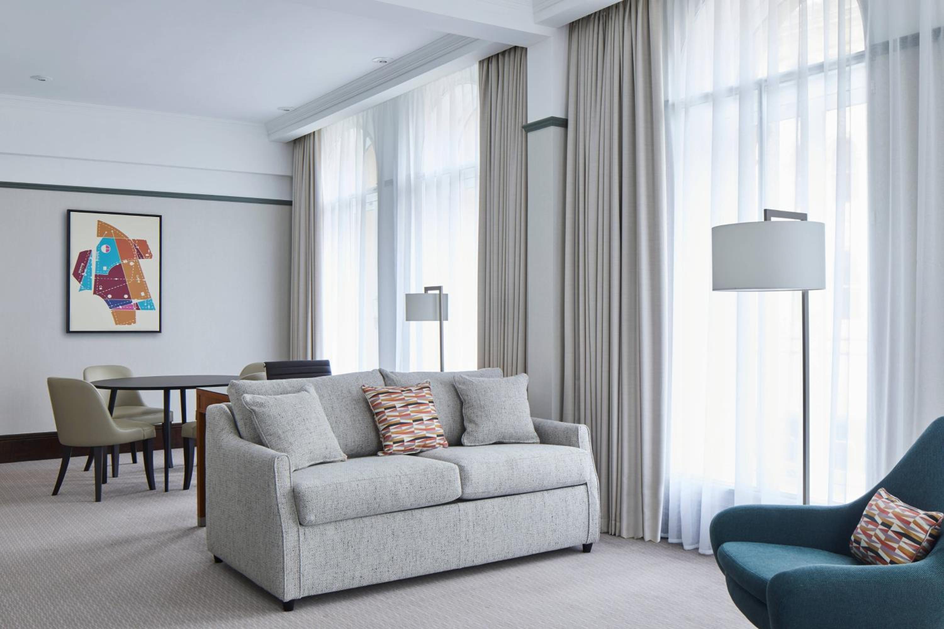 Junior Suite with City View, Executive Lounge Access - Photo 2