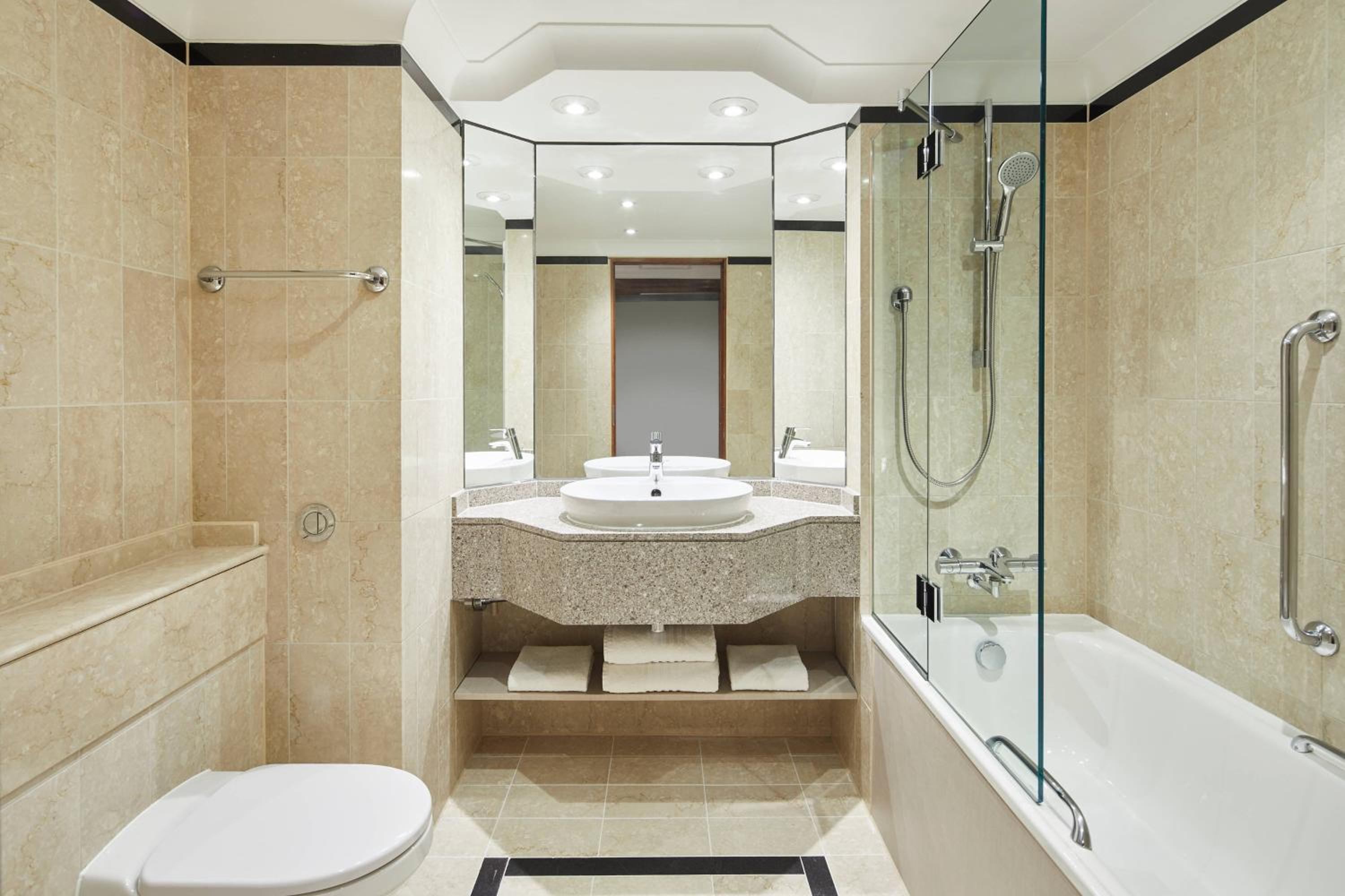 Junior Suite with City View, Executive Lounge Access - Photo 5